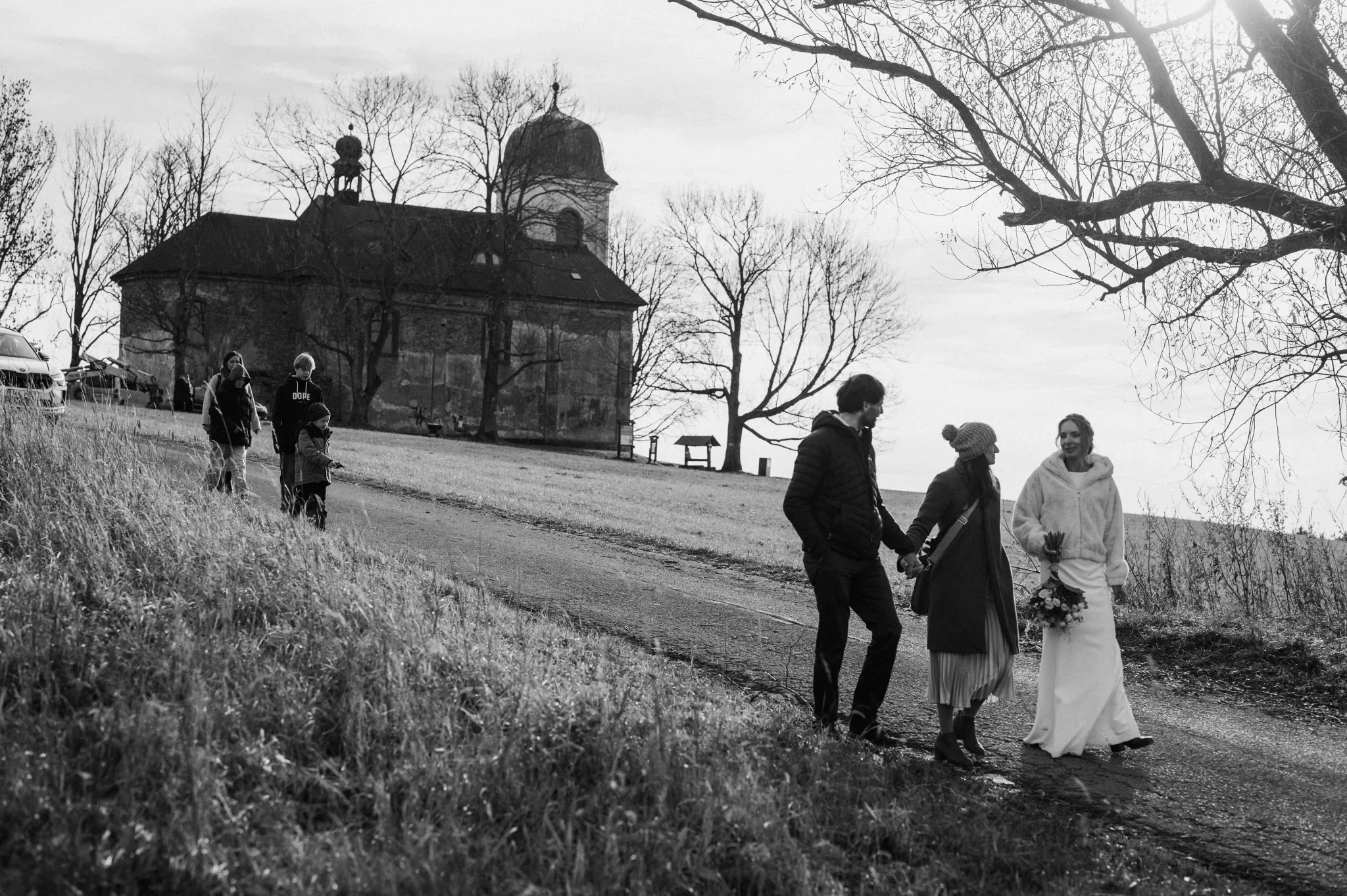 29-cesta-od-kostela-cernobila-svatebni-fotografie.webp