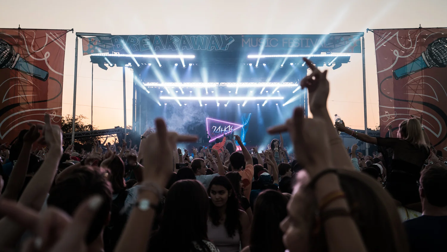 Crowd-2.jpg