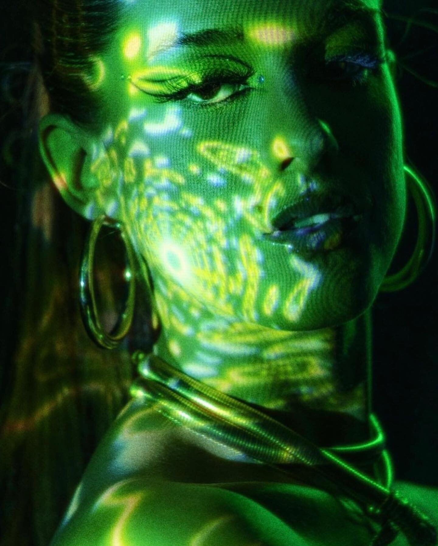 new new new w my fave @ellacollier for her single &lsquo; Upgrade &lsquo; out now 💚
Creative direction @cassieclairehowell 
Photographer @isaak_kimmel 
Makeup &amp; hair @christinaspinamua 
💚🪩💚🪩💚