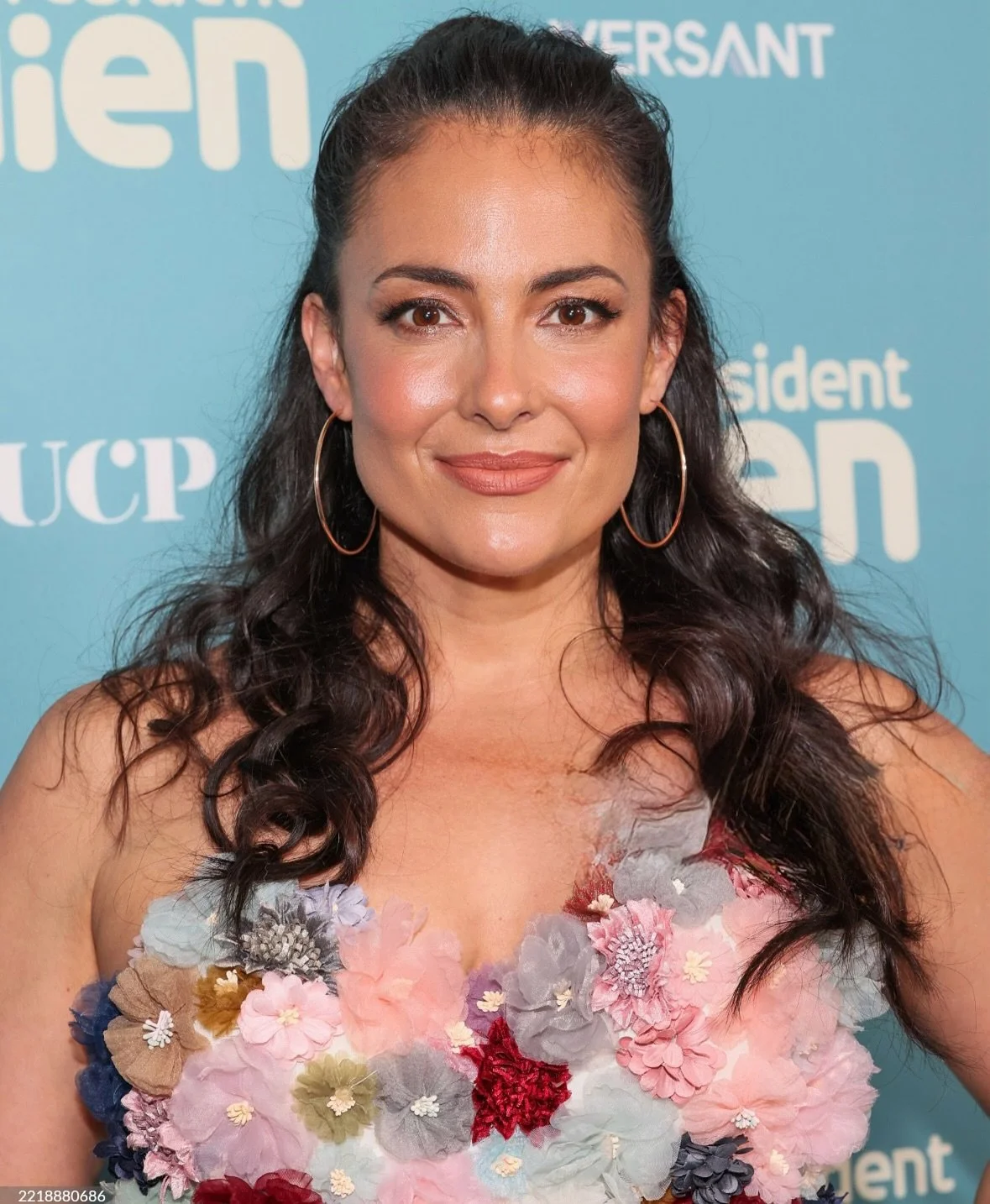 An absolute joy to do makeup + hair for incredible @nicolasummer attending the @residentalien @syfy Season 4 premiere 

Hair &amp; makeup by me using @iliabeauty @rarebeauty @lashify @kerastase_official 💙💫