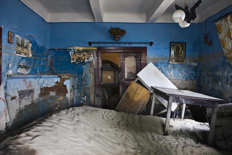 A photographic essay INSIDE/OUTSIDE realized by Filip Ćwik during the great flood in 2010, near Sandomierz, opens a new perspective on knowledge and aesthetic. Sensory experience makes up an image forming a kind of semantic mark, and also a media icon. -->