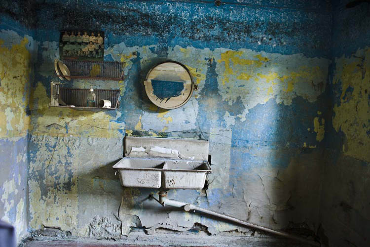 INSIDE 014.jpg