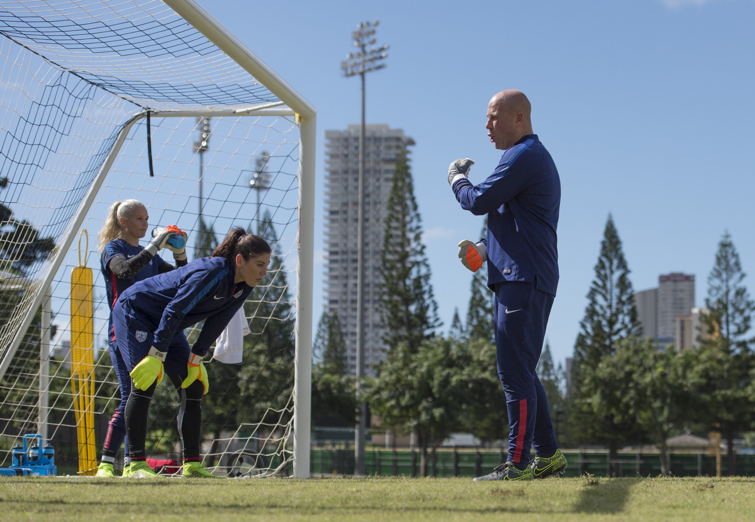 Graeme Abel coaches Hope Solo in Honolulu, HI on the 2015 Victory Tour