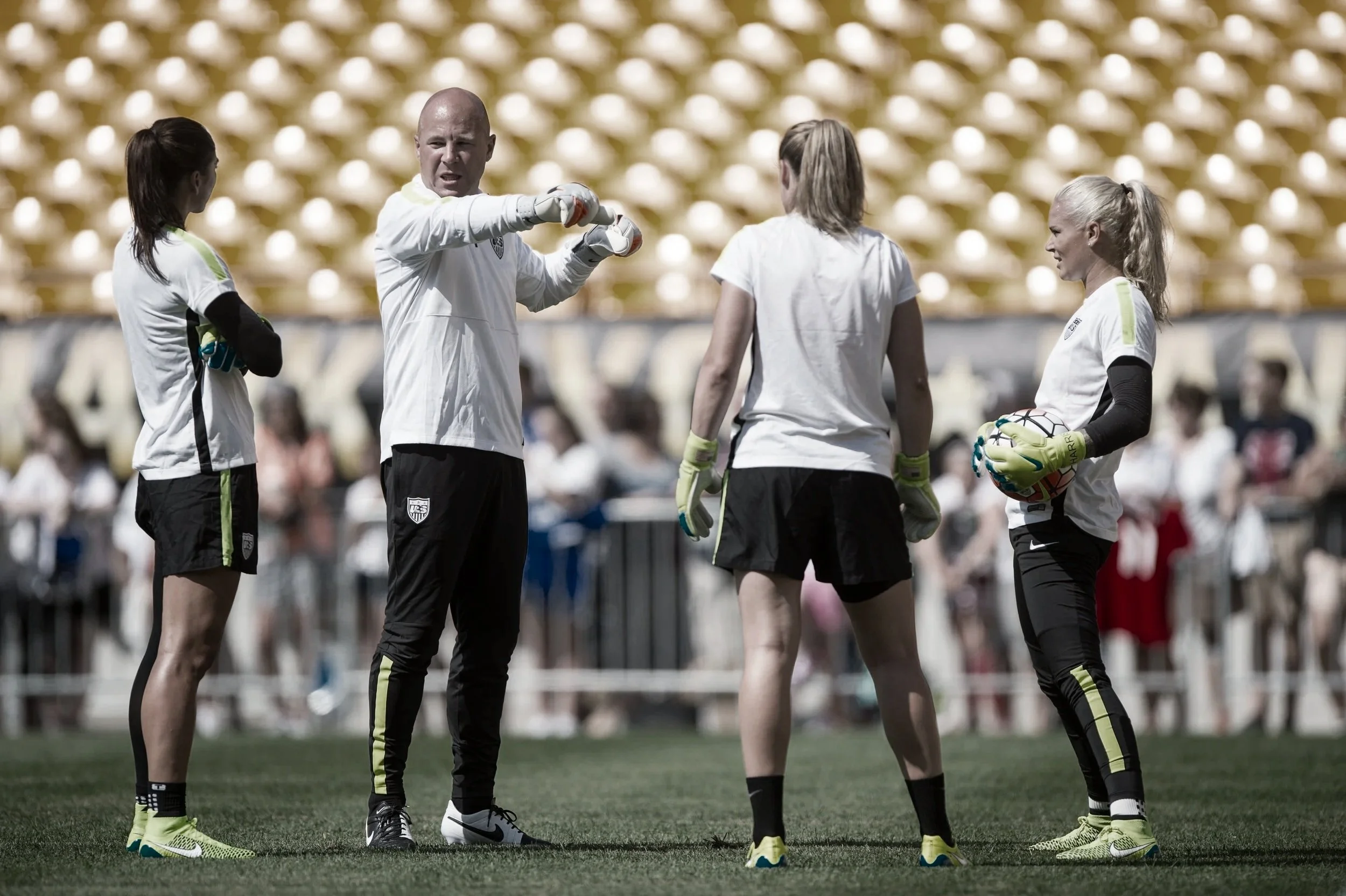 Hope Solo, Ashlyn Harris and Alyssa Naeher talk with USWNT Goalkeeper Coach, Graeme Abel