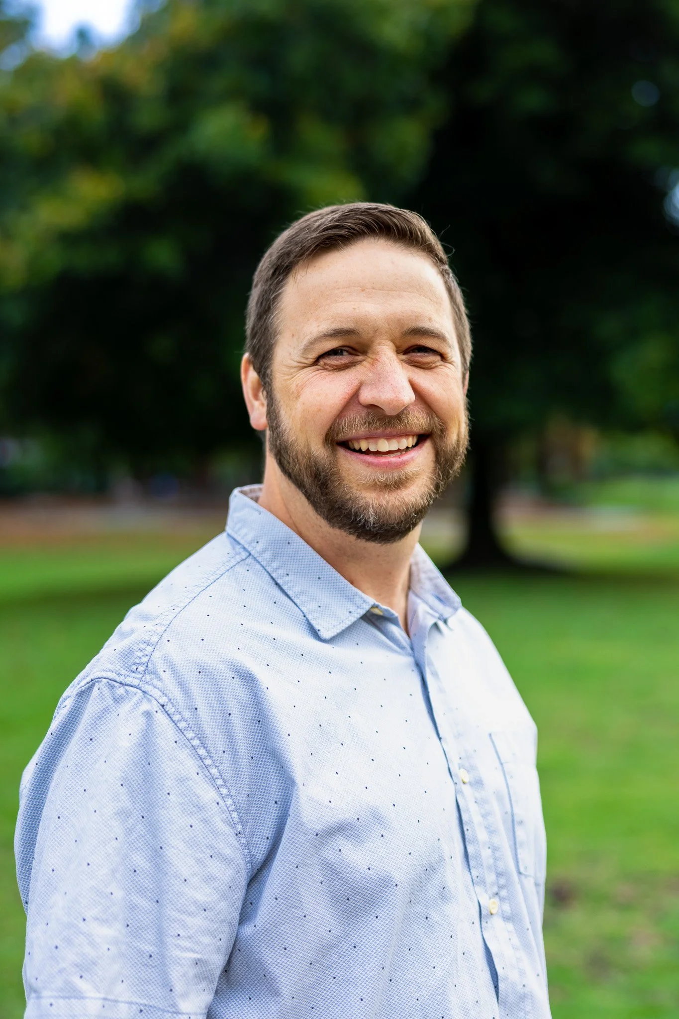 Family portrait shot of a man in the park for christmas cards | Nik Bartunek