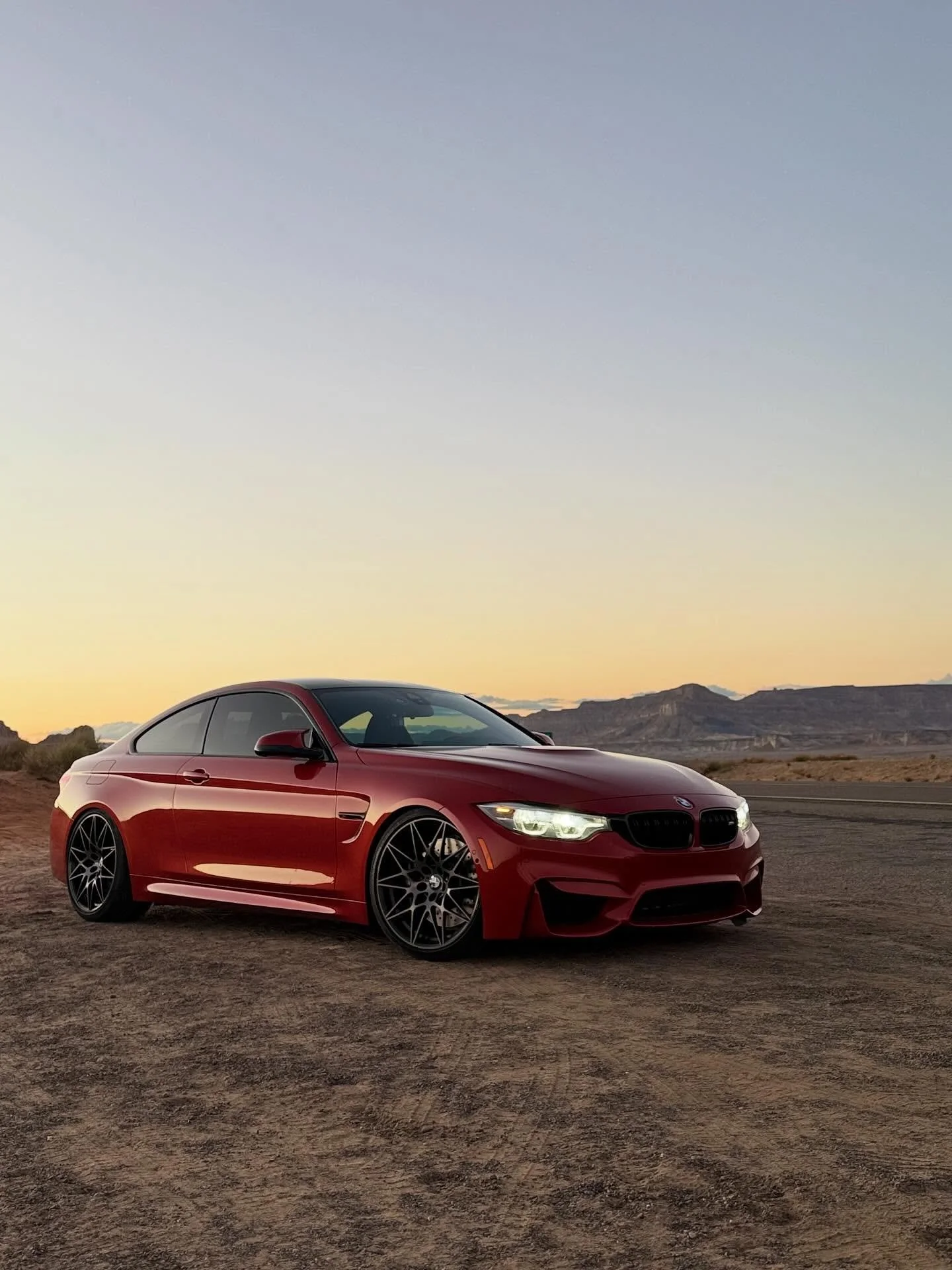 Desert highway debut.
Unreal view, perfect tarmac.
The M4 turns boring straights into pure adrenaline. 😎
.
#bmwusa #bmwm #bmwm4 #arizona #highway #grandtouring #traveling #scenicview