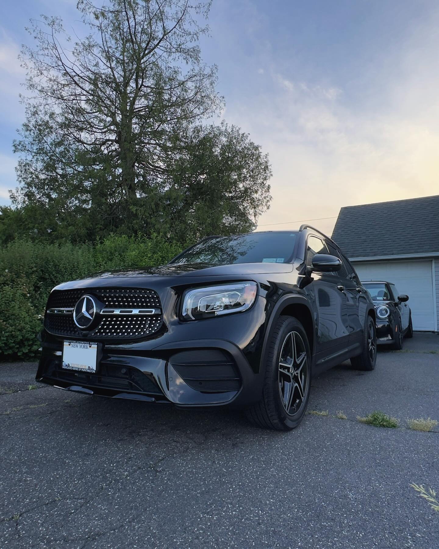 @runyu.hu got a Merc SUV
.
It&rsquo;s time to plan some outdoor activities. 😈
.
#mercedes #benz #glb250 #amg #suvlife #blackonblack #familycar