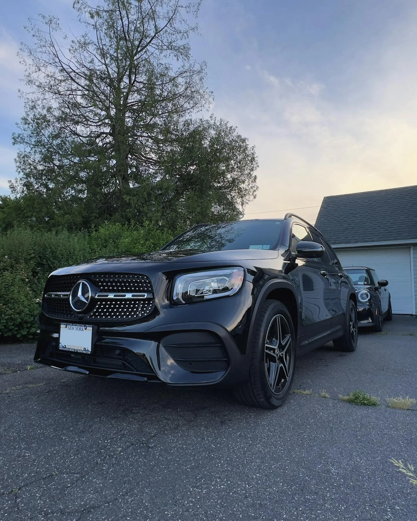 @runyu.hu got a Merc SUV
.
It&rsquo;s time to plan some outdoor activities. 😈
.
#mercedes #benz #glb250 #amg #suvlife #blackonblack #familycar