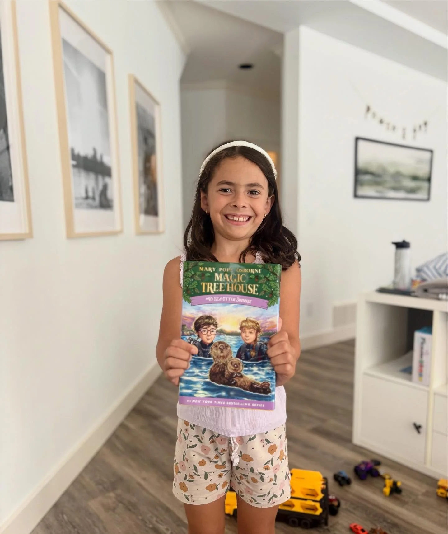Big @magictreehousebooks fan right here!
She was sad last week as there weren&rsquo;t any chapter books in her classroom for her to read, so I got to surprise her with the newest book from @penguinrandomhouse when she got home from school 🙌🏻

Addin