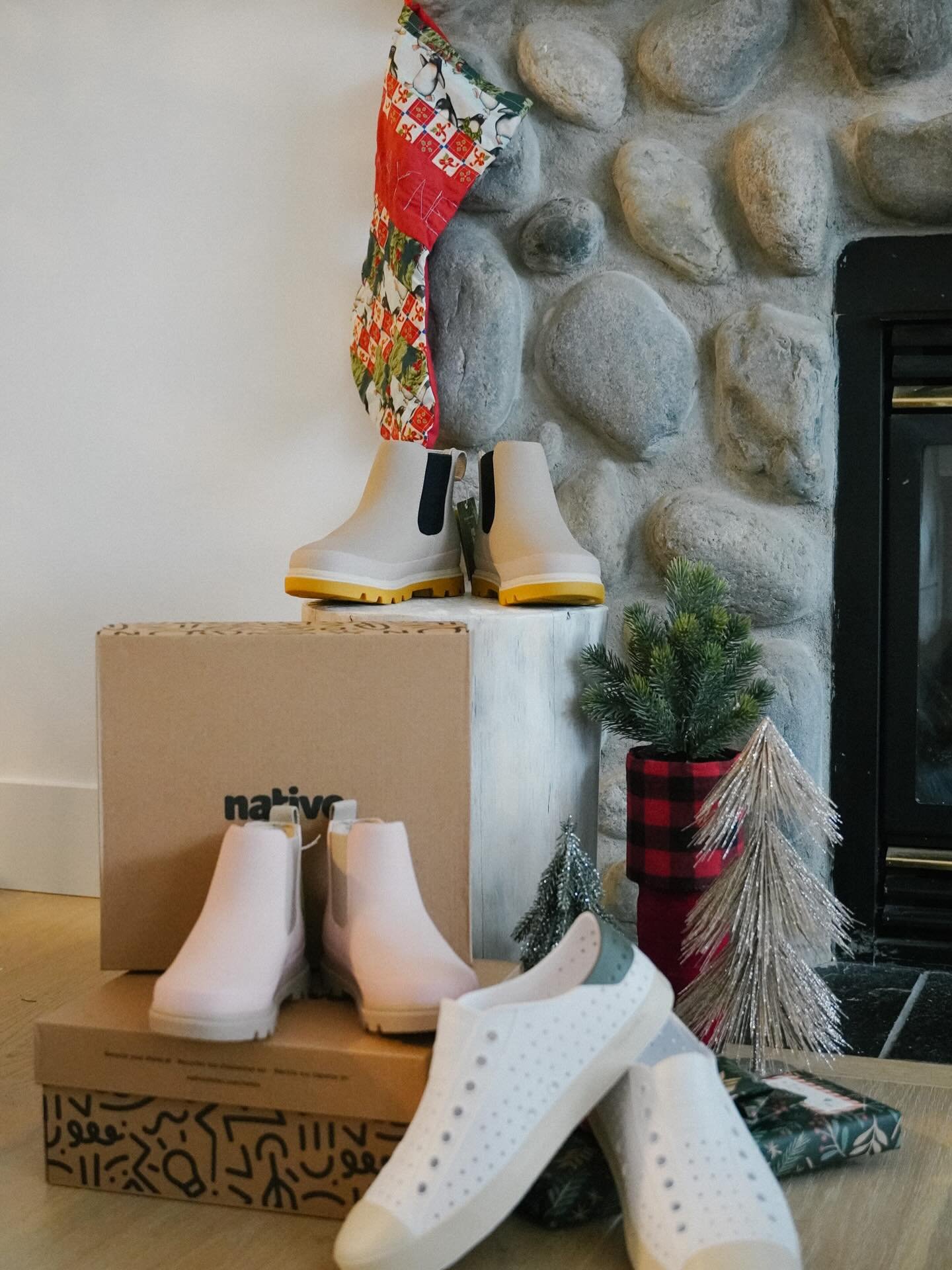 Boots and shoes for the whole family from @nativeshoes 🙌🏻
More in our stories today and they have a sale happening so check them out!