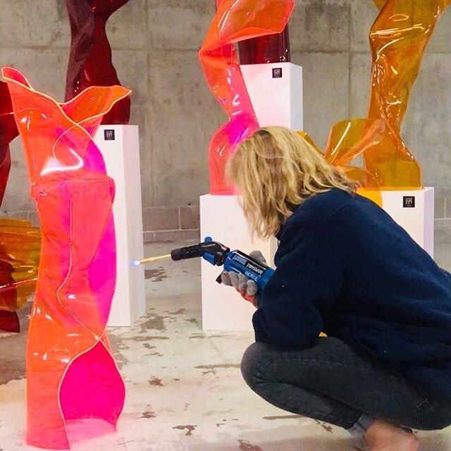 Big thanks for all the wonderful feedback. I can&rsquo;t take all the credit. Here&rsquo;s Mackenzie. The best daughter &amp; studio assistant I could wish for! .
.
.
.
#claytonblake
#claytonblakeart @minimalandcontemporary @swellsculpture #contempor