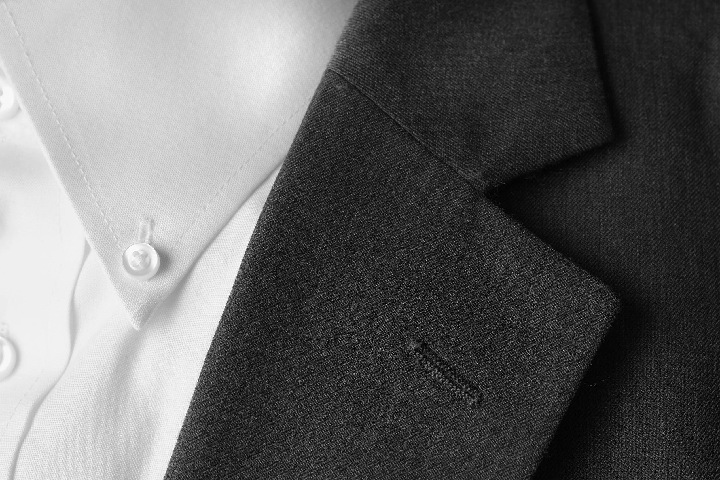 Notch lapels look like a Pacman-shaped mouth between the collar and the jacket flap. The angle is usually between 75 and 90 degrees. It’s the most evergreen and classic type of lapel suitable for most body types. If you’re only going to have one coat, this is the lapel you want to go for. Its versatility allows you to wear it to both casual and formal events, from job interviews to weddings. The notch is usually what you see with sports jackets as well.