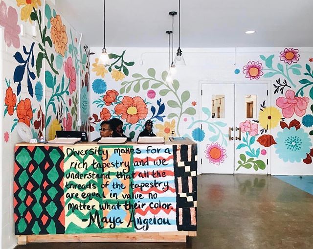 “Diversity makes for a rich tapestry and we understand that all the threads of the tapestry are equal in value no matter what their color.” - Maya Angelou 🙏🏿🙏🏾🙏🏽 A little #WednesdayWisdom from the reception desk at @detroitachievement 🌸🌿✨ This quote greets the students everyday with art all around at #DetroitAchievementAcademy! 🎨
#friendofRM (noun): organizations changing the world who also receive support from @rayoflightfdn @madonna 💛