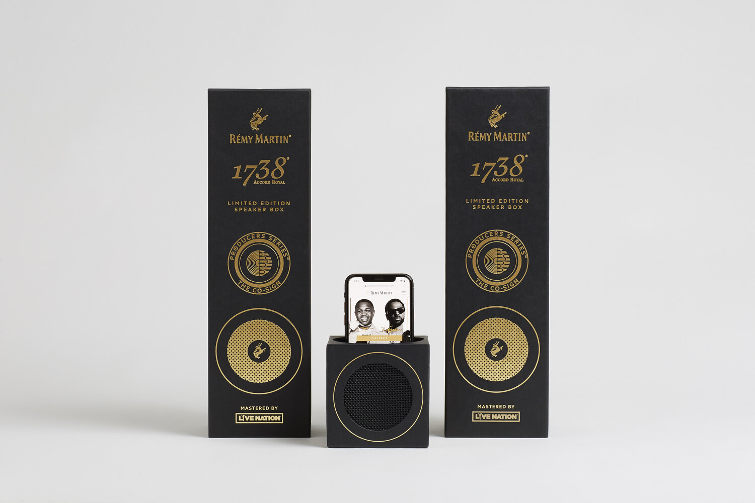 We designed the base as a sound amplifier allowing fans to sip Rémy, listen to beats, and celebrate their collective achievements.