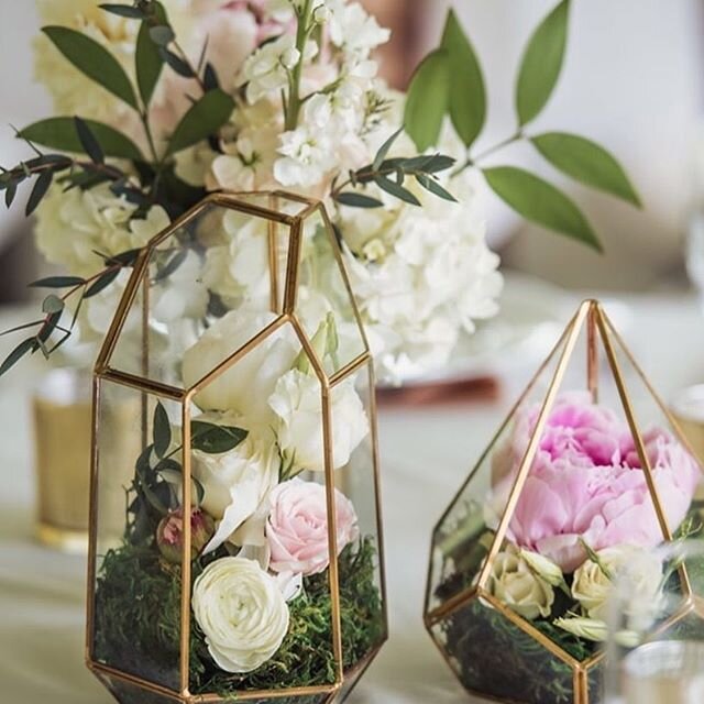 If this does not say spring centerpiece I don&rsquo;t know what does! Love these elegant soft touches and of course pink peony&rsquo;s are my absolute favorite flower. 
Repost from @briarrosehill so excited to come tour their stunning venue in the fa