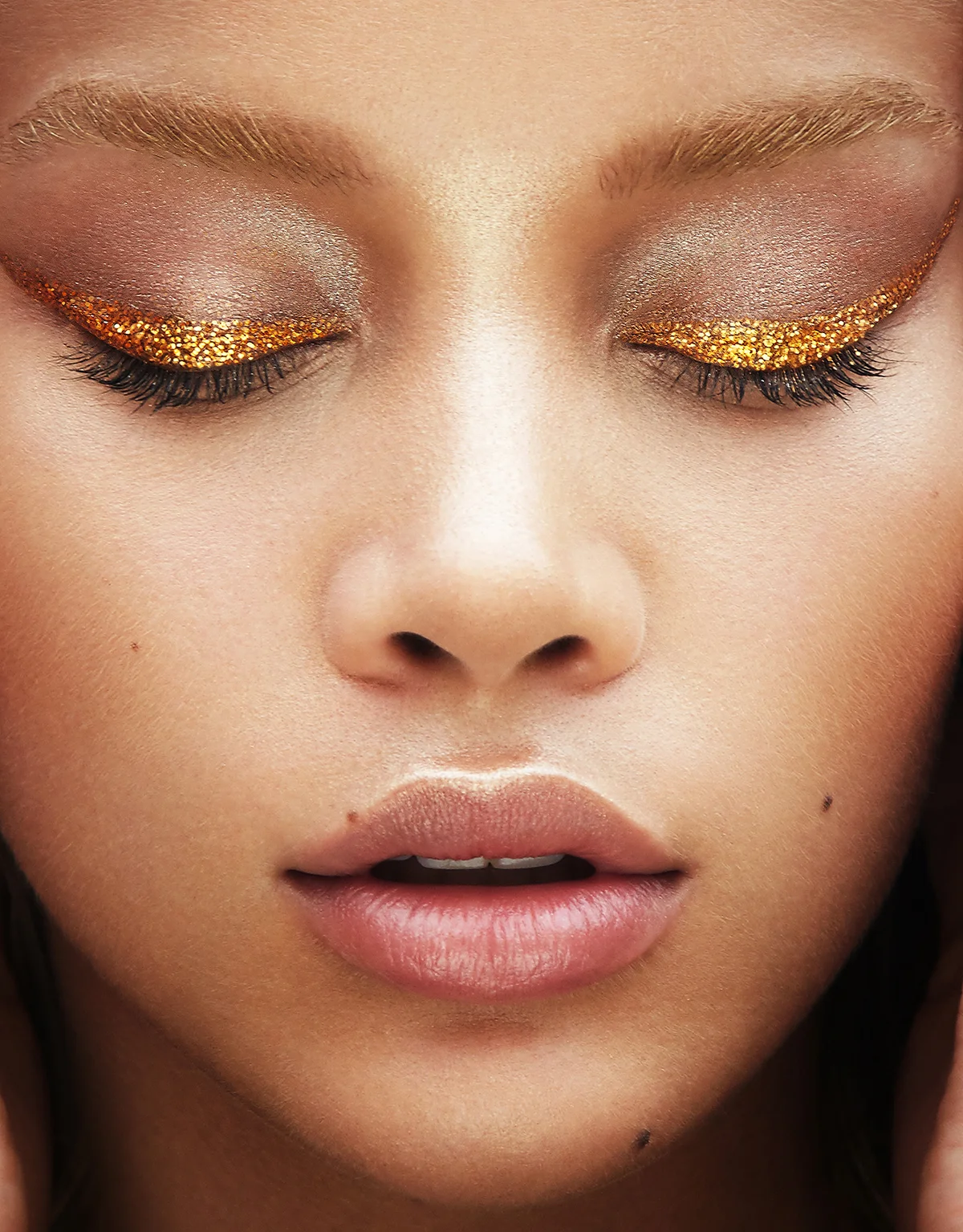 Jasmine-Sanders-for-VOGUE-Taiwan-by-Enrique-Vega-08.jpg