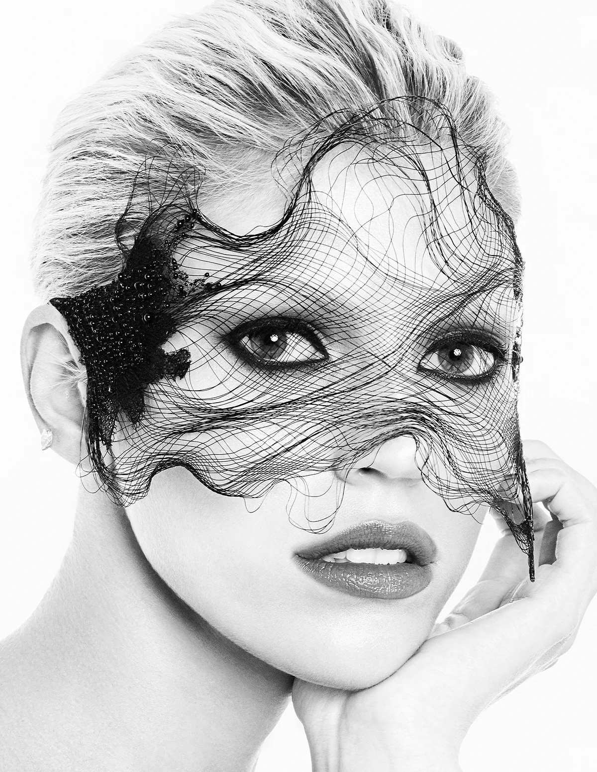 Devon-Windsor-for-VOGUE-Taiwan-by-Enrique-Vega-87297.jpg