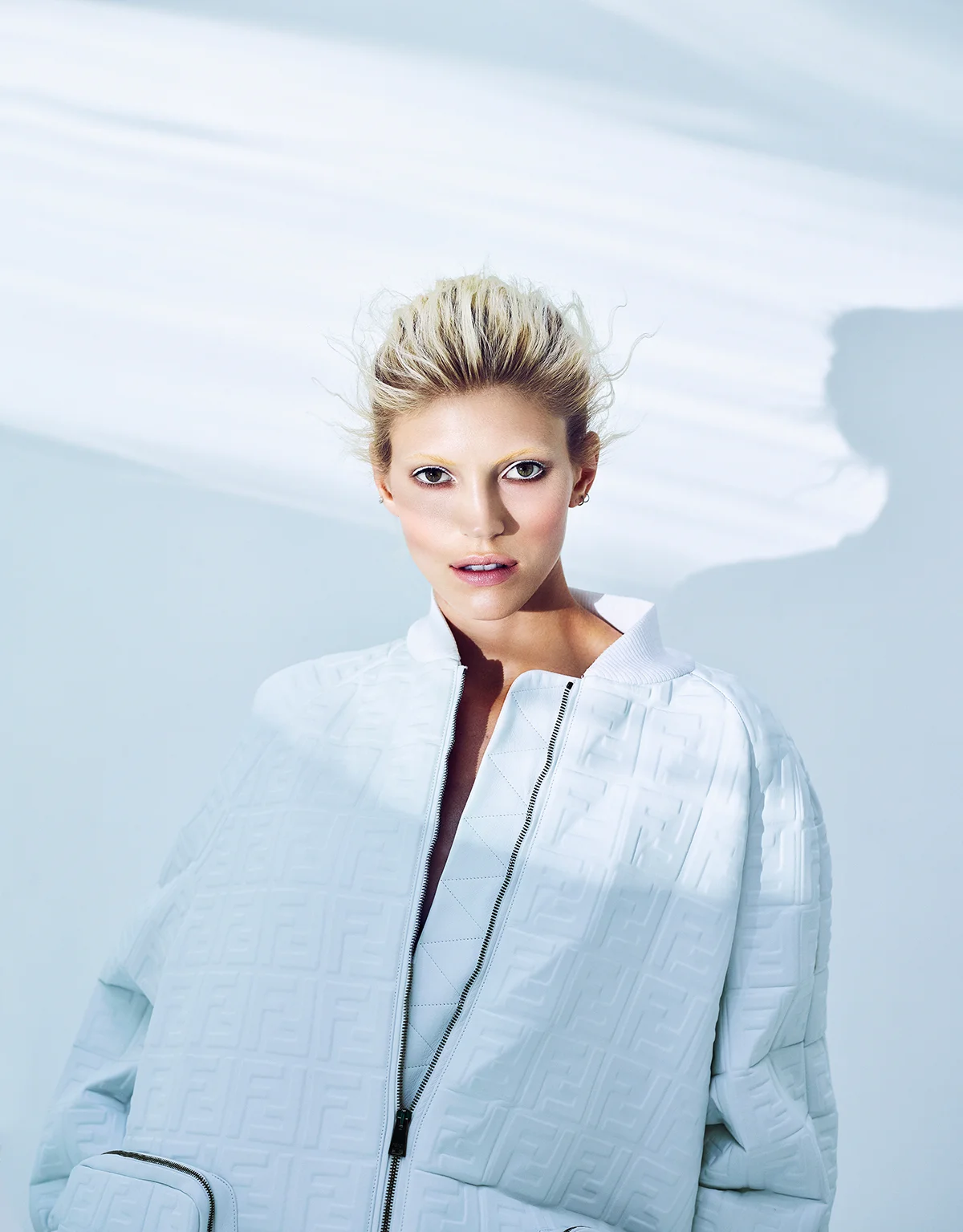 Devon-Windsor-for-VOGUE-Taiwan-by-Enrique-Vega-86845.jpg