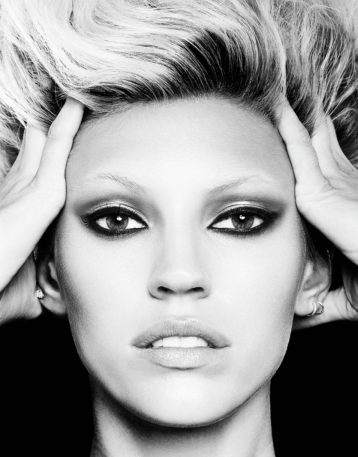 Devon-Windsor-for-VOGUE-Taiwan-by-Enrique-Vega-87158.jpg