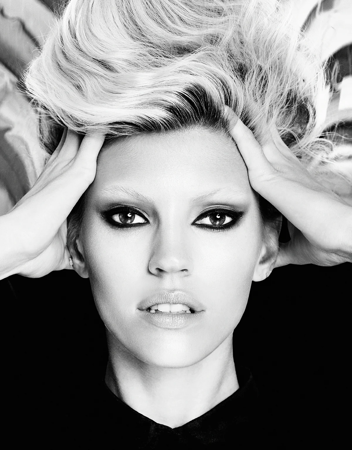 Devon-Windsor-for-VOGUE-Taiwan-by-Enrique-Vega-87195.jpg