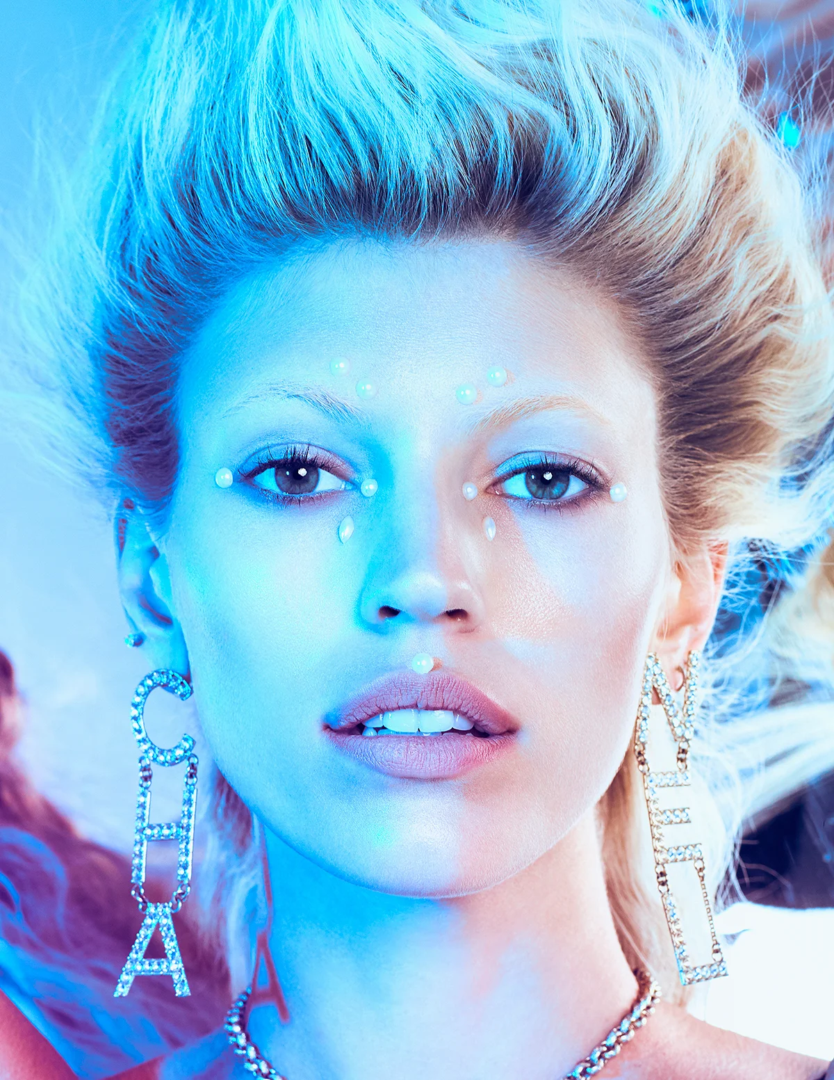 Devon-Windsor-for-VOGUE-Taiwan-by-Enrique-Vega-86652.jpg