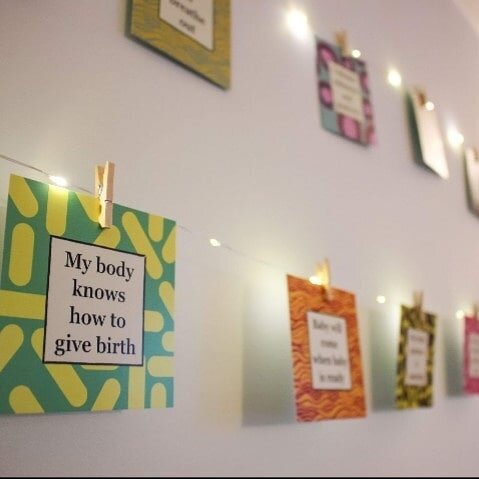 I love it when people send me pictures of how they've used their positive affirmation cards from the pack you get on my Hypnobirthing &amp; Birth Preparation courses. 😍

This is a really great idea of pegging them onto strings of fairy lights, so yo