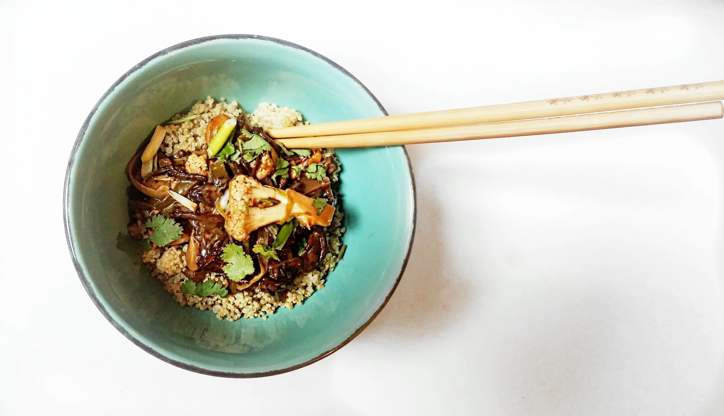 STICKY QUINOA BOWL CU CONOPIDA SI ARDEI IUTE