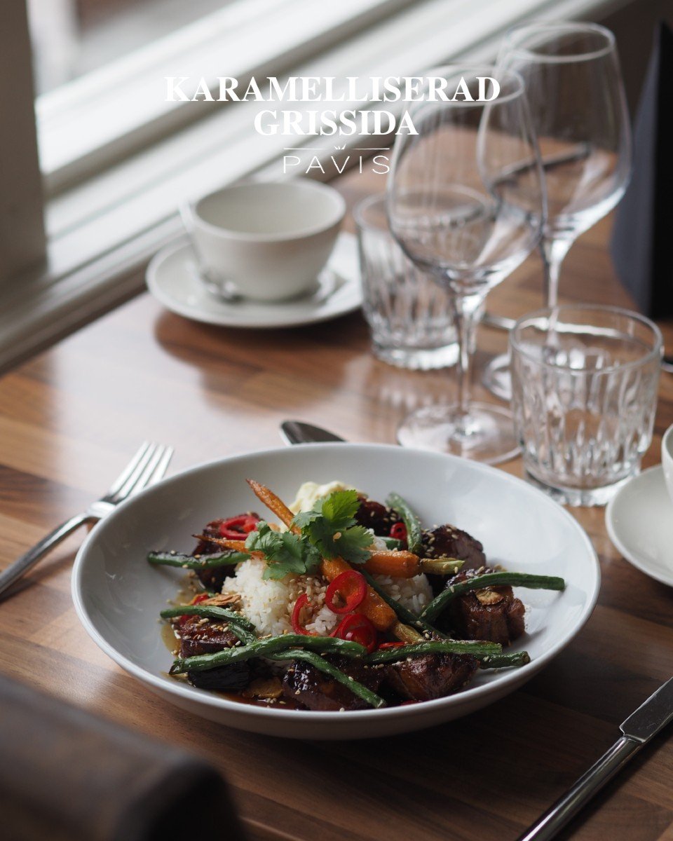🍴 Har du hunnit prova v&aring;r &agrave; la carte-meny &auml;n?
Restaurangchef Emilia tipsar g&auml;rna &ndash; hennes personliga favorit just nu:

✨ Karamelliserad grissida &ndash; en r&auml;tt full av smak och omtanke, perfekt f&ouml;r en kv&auml;