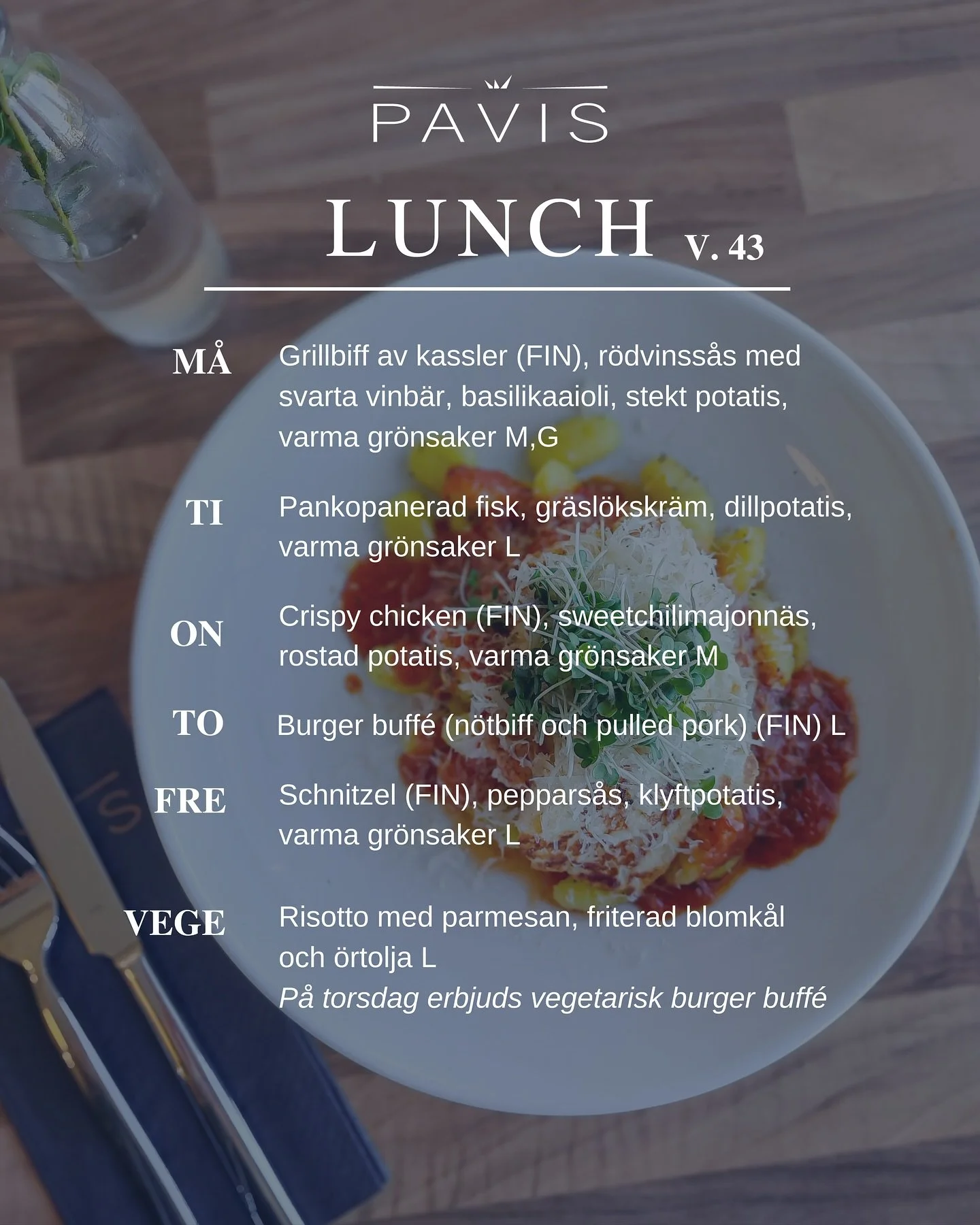 Vecka 43 (20-24.10) lunchmeny ☀️
&bull; Kl. 11-13 &bull; 13,20&euro; (Pens. / Stud. 11,90&euro;)&bull;

M&Aring;: Grillbiff av kassler (FIN), r&ouml;dvinss&aring;s med svarta vinb&auml;r, basilikaaioli, stekt potatis, varma gr&ouml;nsaker M,G

TI: Pa