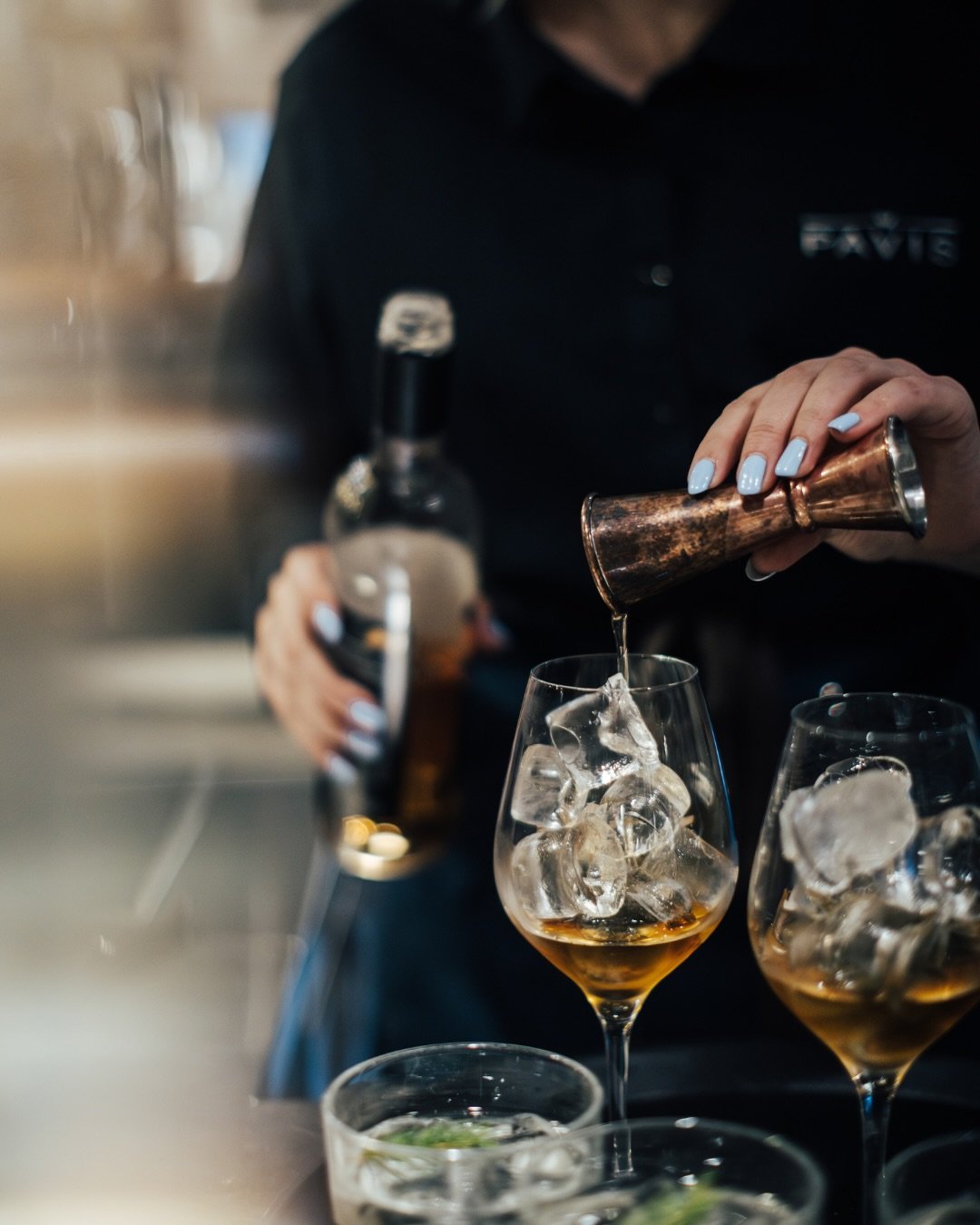 L&aring;t oss presentera julens drycker! 🥂

Vi har noggrant valt ut och komponerat v&aring;ra drycker f&ouml;r att passa julbordet perfekt. ✨

Testa en riktigt julig drink, en special&ouml;l fr&aring;n Keppo eller l&aring;t oss para ihop ett glas vi