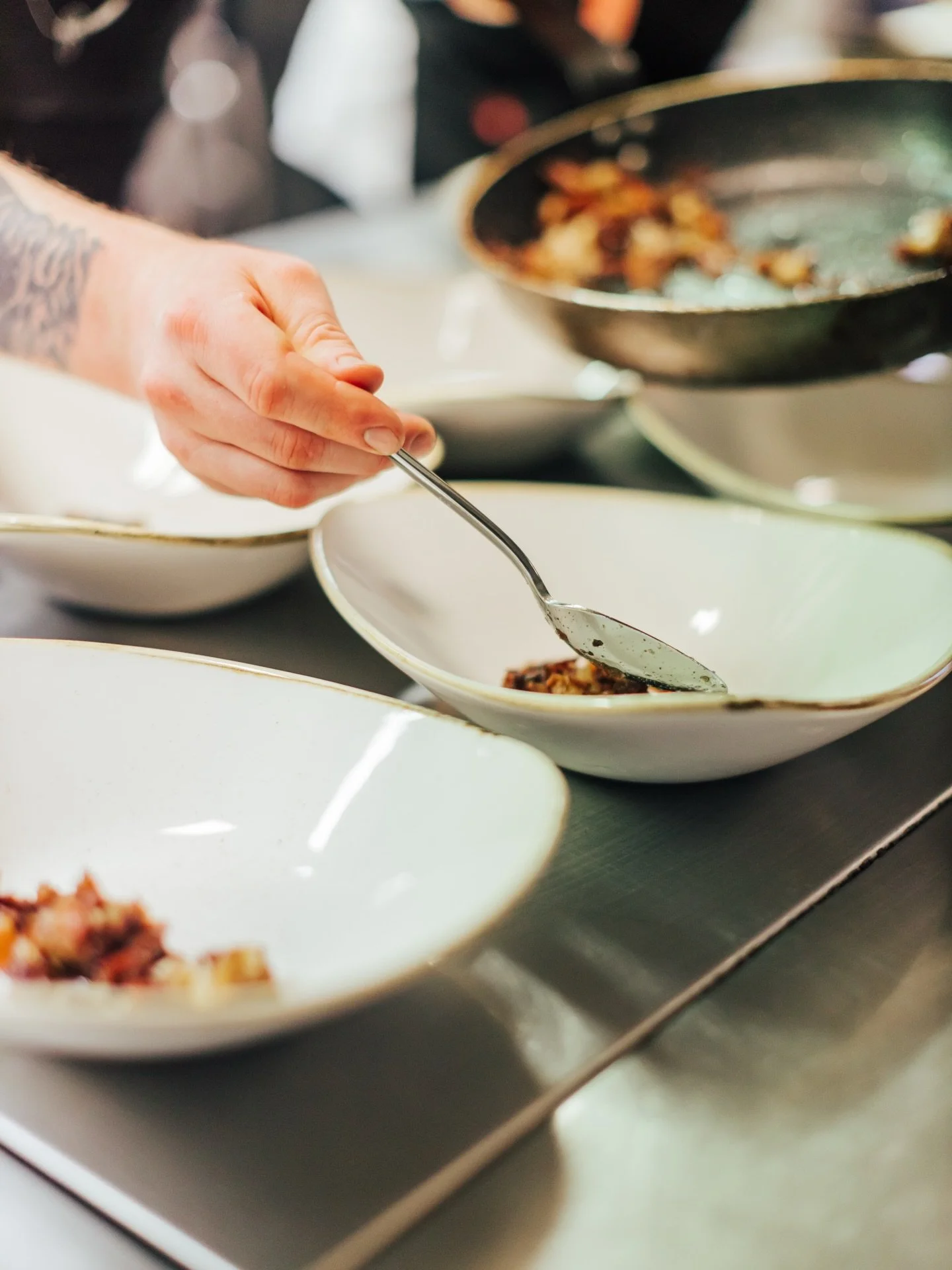 L&aring;t oss presentera menyn f&ouml;r Date night! 💕

Inf&ouml;r evenemanget har v&aring;r k&ouml;kschef skr&auml;ddarsytt en tv&aring; r&auml;tters meny som vi hoppas ni kommer gilla! 🍴

Varmr&auml;tt 
Sm&ouml;rstekt g&ouml;s med mandelpotatismos