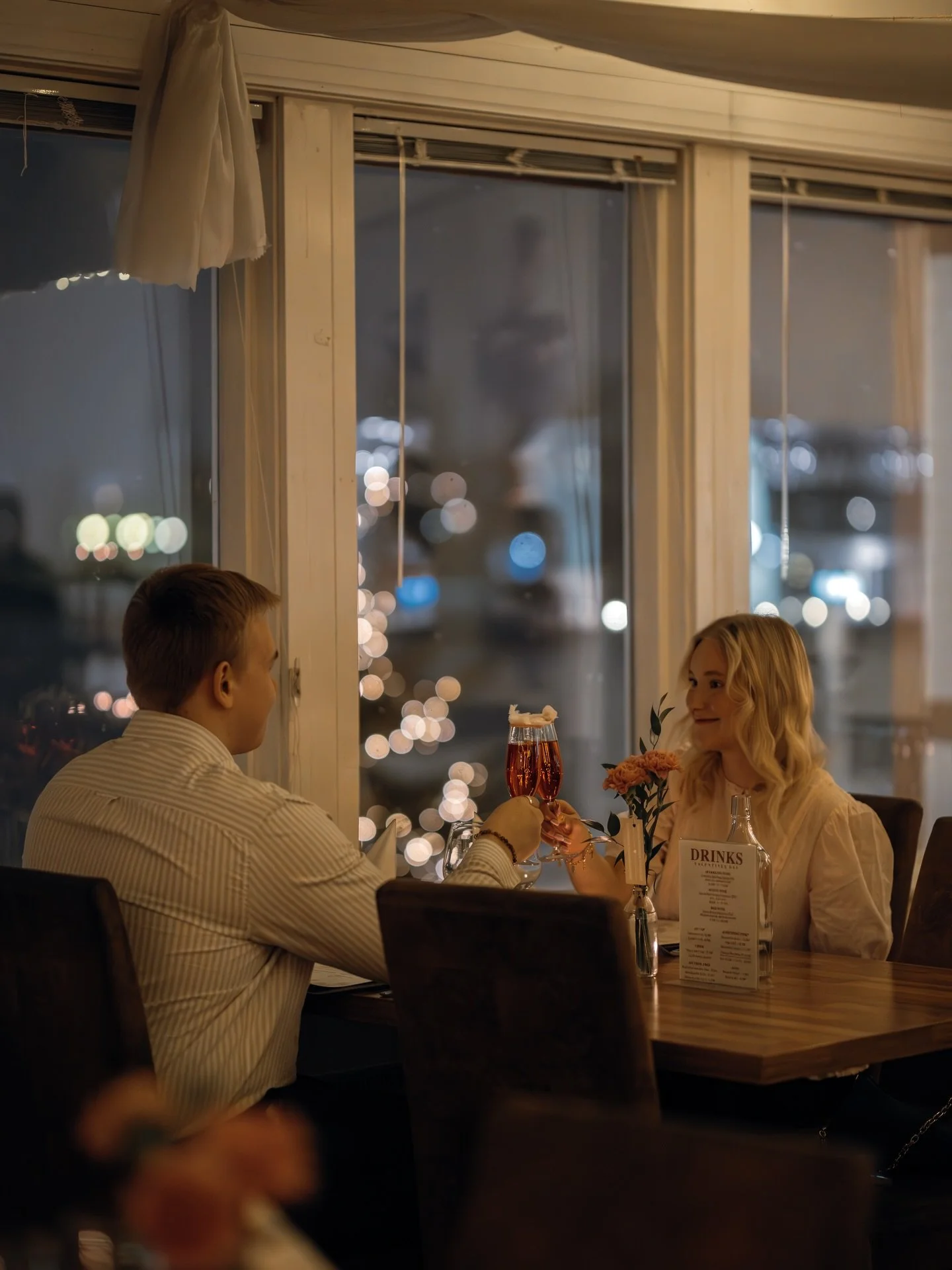 En datenight betyder good vibes, god mat och goda samtal. Allt detta f&aring;r du p&aring; Pavis den 14 februari utan att anstr&auml;nga dig. Maten kommer till bordet och familjeterapeuten Maria delar ut sina b&auml;sta tips p&aring; hur man ska hitt