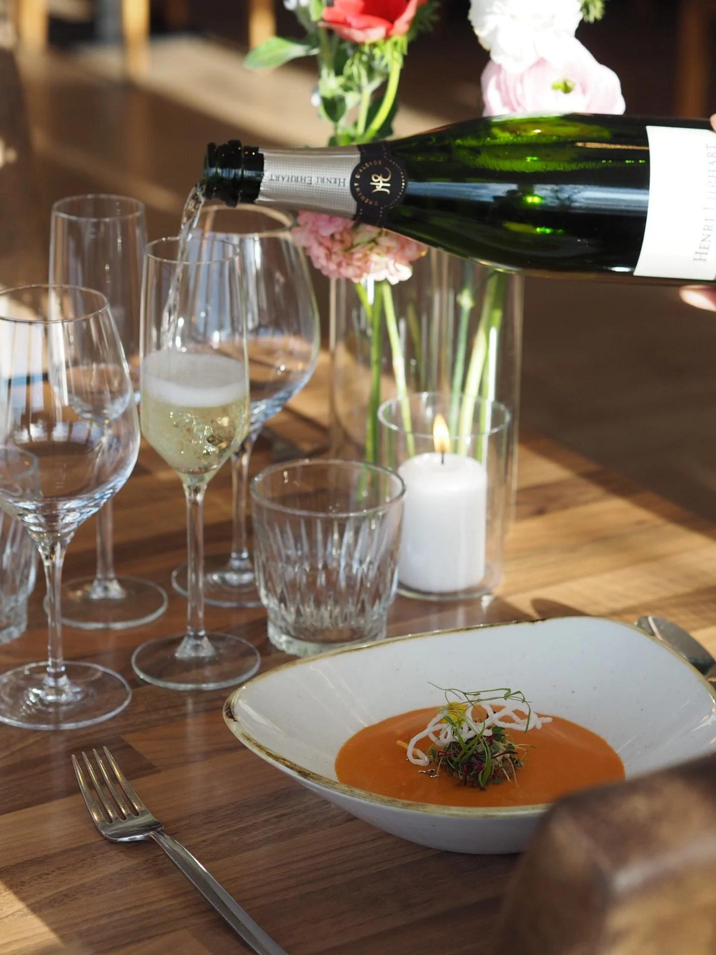 V&auml;lkommen p&aring; tasting hos oss p&aring; Pavis!

Under kv&auml;llen bjuds ni p&aring; en noggrant komponerad tastingmeny d&auml;r smakerna st&aring;r i centrum. Menyn inleds med en elegant f&ouml;rr&auml;tt och en smakrik soppa, f&ouml;ljt av