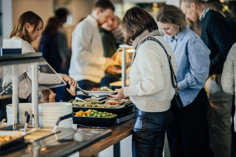 Nu &ouml;ppnar vi upp f&ouml;r vanliga brunchbokningar s&ouml;ndag 22.3! 🌟

Vill du njuta av v&aring;r fantastiska brunchbuff&eacute; men &auml;r inte intresserad av f&ouml;rel&auml;sningen i samband med boksnacksbrunchen? D&aring; kan du boka bord 