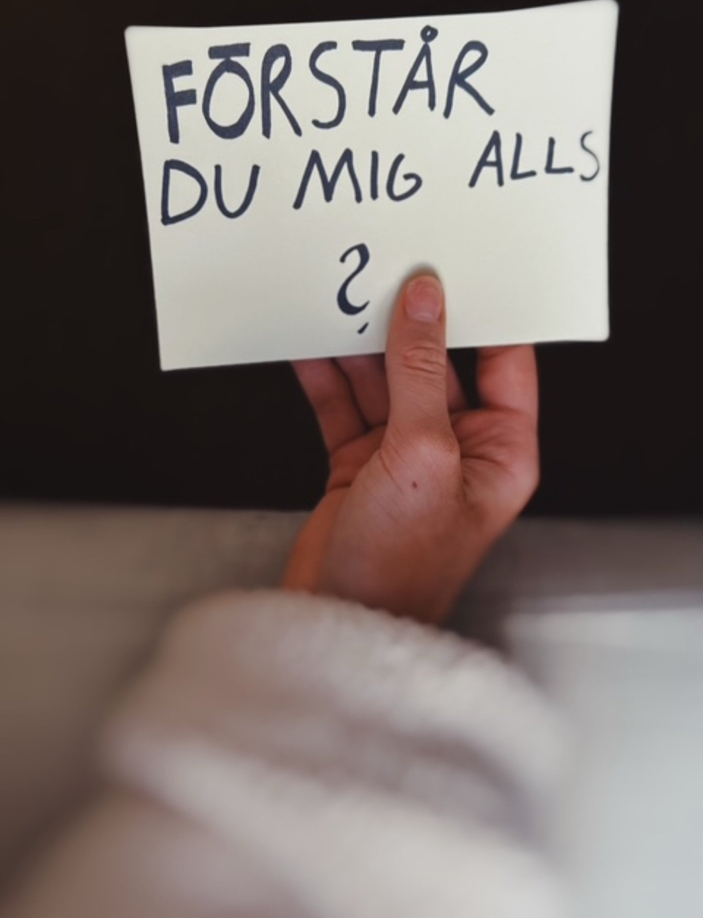 Hos en tr&ouml;tt l&auml;rare, en orolig pappa, en frustrerad mamma och inte minst hos barnet sj&auml;lv v&auml;cks ofta fr&aring;gan &rdquo;f&ouml;rst&aring;r du mig alls?&rdquo;

F&ouml;r m&aring;nga vuxna runt barn med adhd kan vardagen ibland k&a