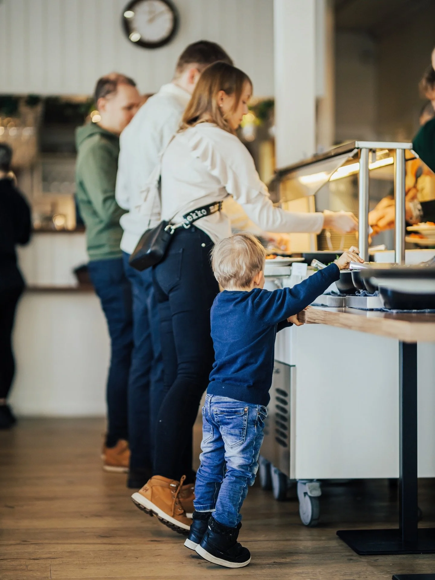 Vi har fortfarande lediga platser till v&aring;r p&aring;skbrunch nu p&aring; l&ouml;rdag &ndash; varmt v&auml;lkomna att njuta av en mysig stund tillsammans! 🐣

P&aring; brunchen hittar ni allt fr&aring;n sm&aring;tt och gott, frukter och p&aring;l