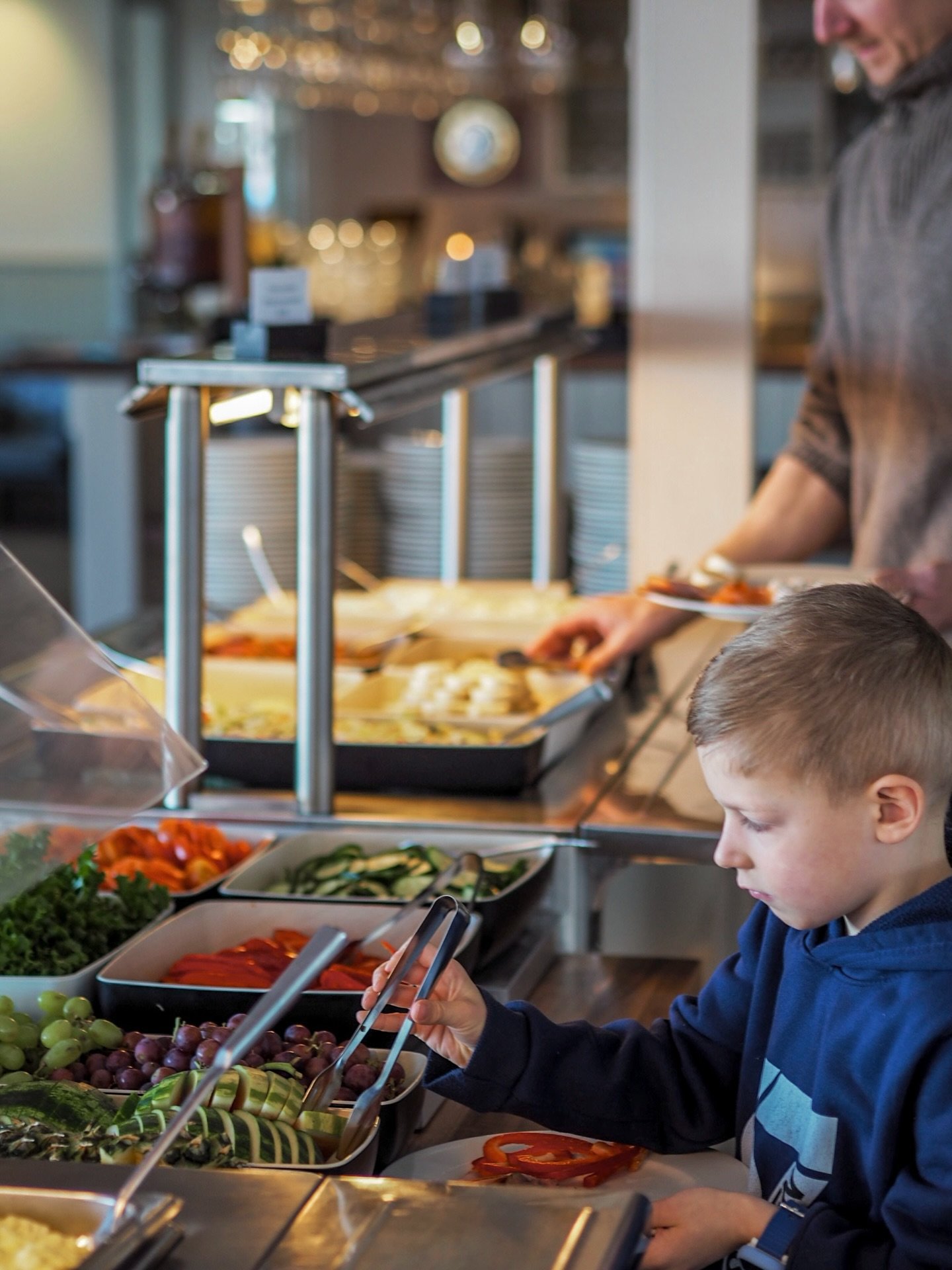 Imorgon &auml;r det dags f&ouml;r p&aring;skbrunch! 🐣💛
Njut av h&auml;rlig st&auml;mning, god mat och en rolig p&aring;sk&auml;ggsjakt f&ouml;r alla sm&aring;.

🏷️ 25 &euro; / person 🕚 11.00&ndash;14.00 (l&ouml;rdag 4.4)

👉 L&auml;s mer och boka