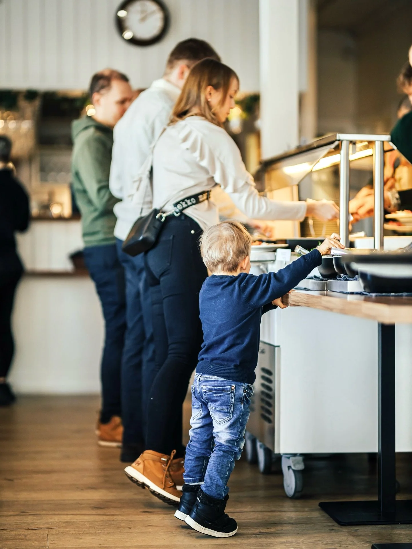 🌸 Morsdagslunch 10.5 🌸
Fira mamma med en h&auml;rlig och v&auml;lfylld morsdagslunch hos oss p&aring; Pavis! 
 Vi dukar upp en gener&ouml;s buff&eacute; med b&aring;de kalla och varma r&auml;tter &ndash; n&aring;got f&ouml;r hela familjen!

Sittnin