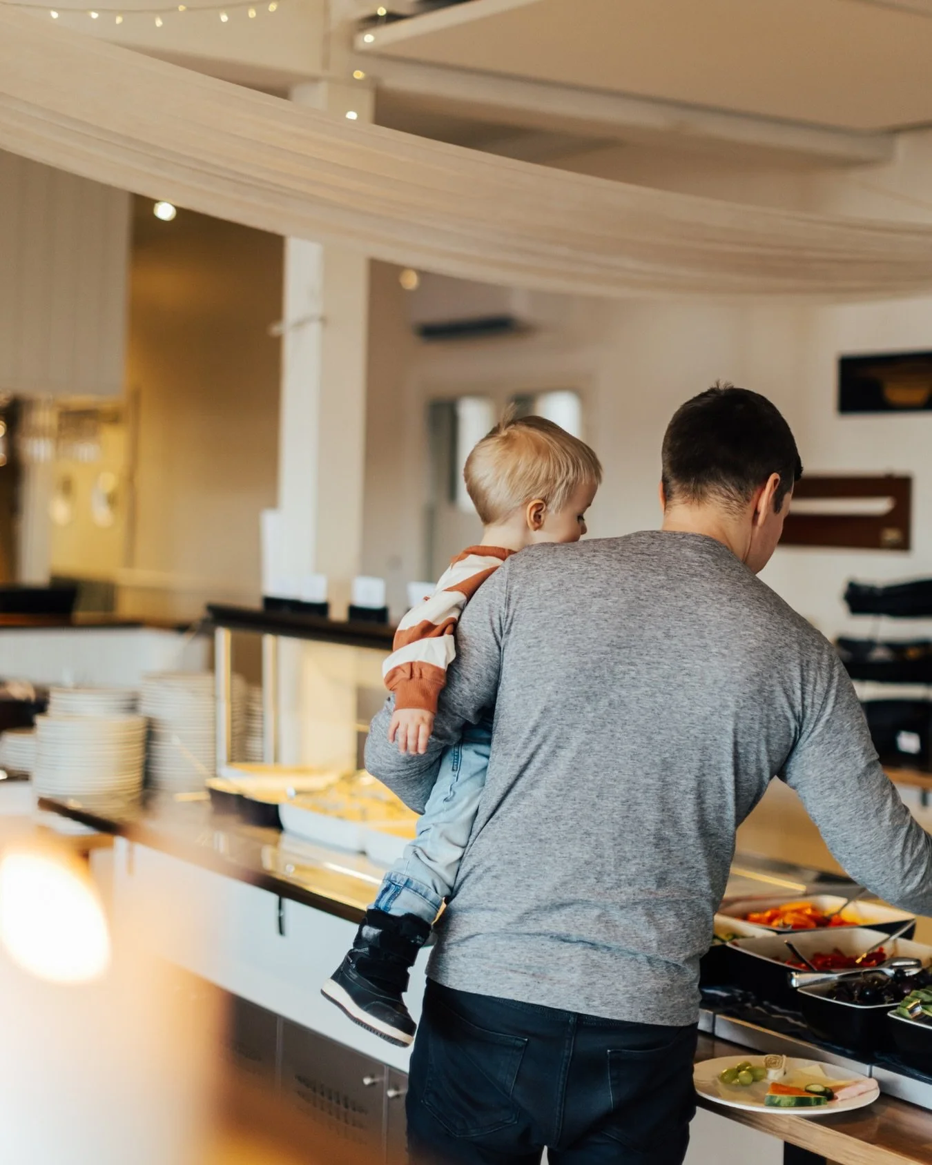 En lunch f&ouml;r hela familjen - morsdag p&aring; Pavis! 💕

Vi dukar upp ett lyxigt st&aring;ende bord s&aring; ni kan njuta av tid tillsammans. Hela menyn hittar ni p&aring; v&aring;r hemsida. 

👉 Boka ert bord via v&aring;r hemsida, lunchen &aum