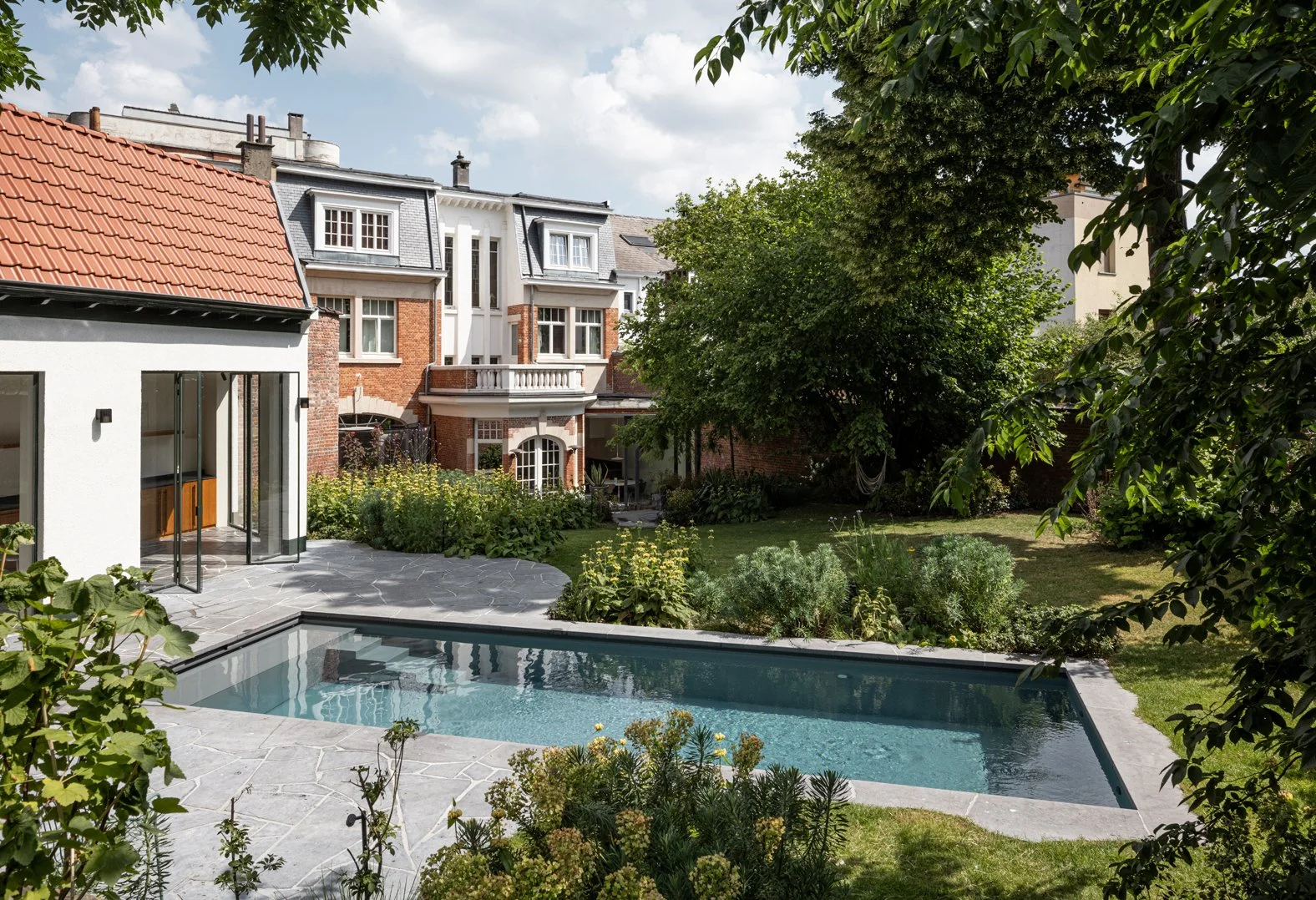 tuinarchitect_steyaert_brussel_schaarbeek_jungle_groen_stadstuin_zwembad_phlomis_flagstone