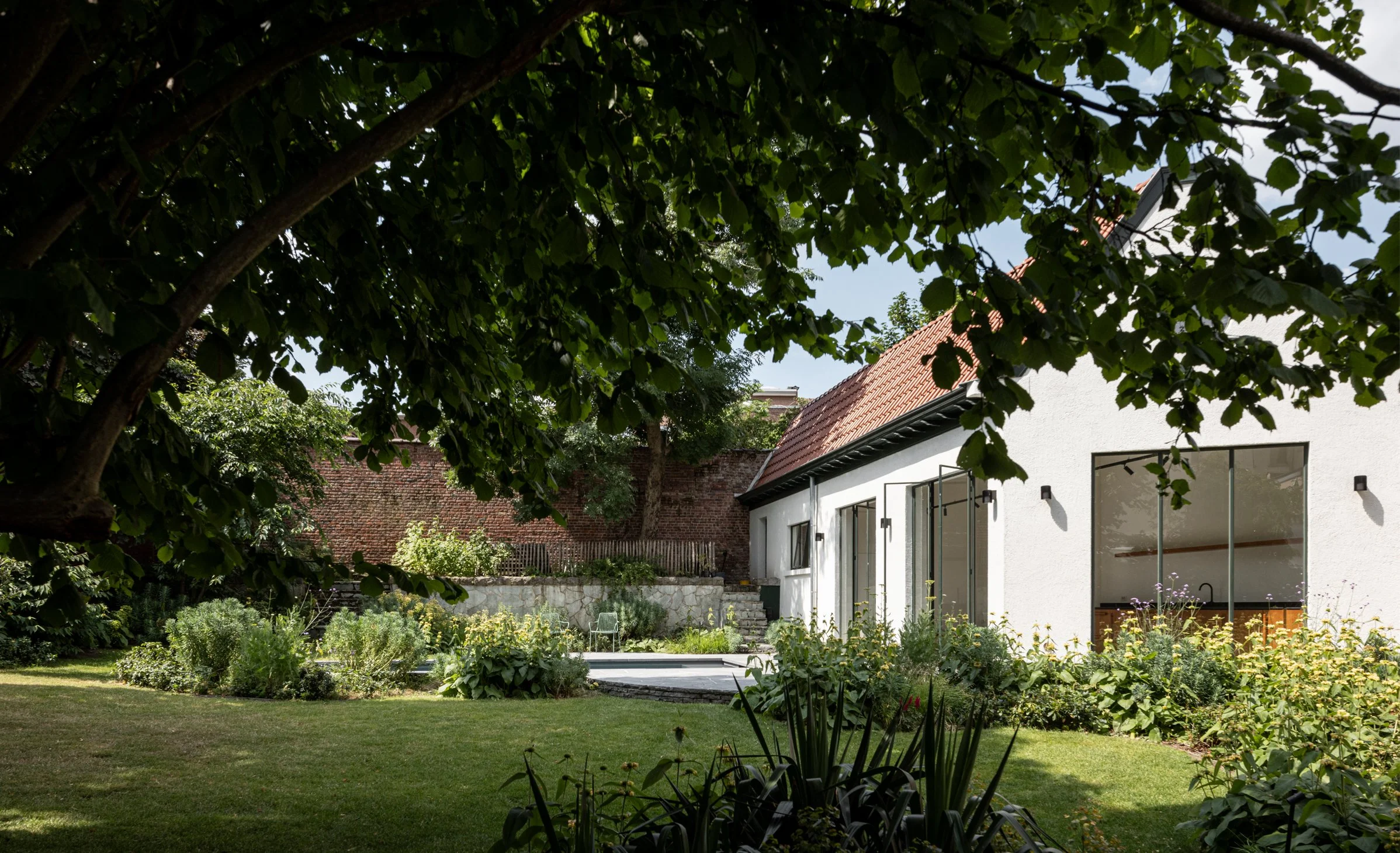 tuinarchitect_steyaert_brussel_schaarbeek_jungle_groen_stadstuin_zwembad_phlomis_flagstone