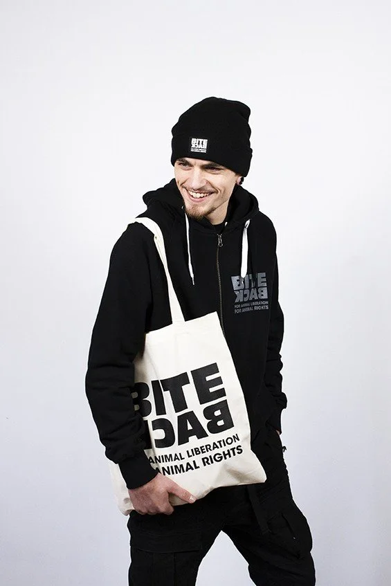 bite-back-hoodie-tote-muts-quinn.jpeg