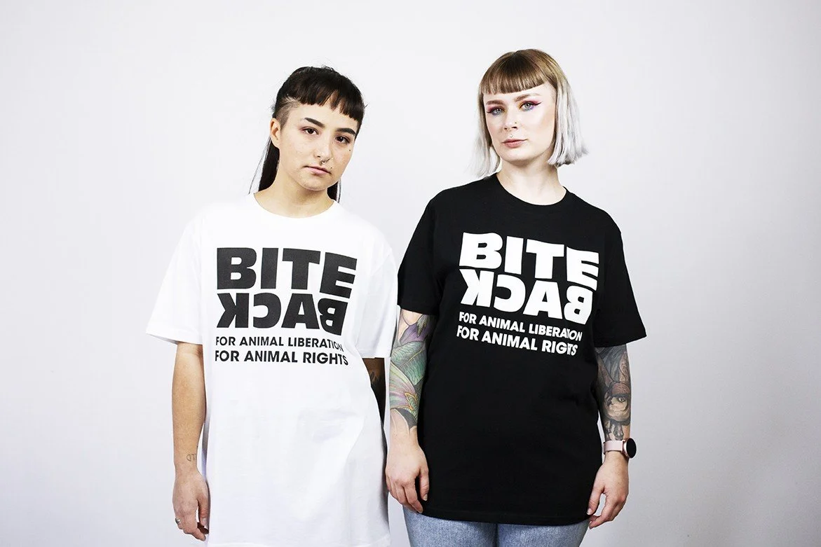 bite-back-shirt-wit-rindy-zwart-yana2.jpeg