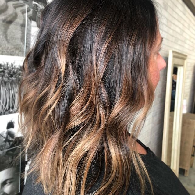 Those Saturday morning vibes☕️🤍⛅️ hair by @heatherachellee @halosalonkc .
..
... #haircolor #hairkc #kchairstylist #kchair #kansascitysalon #davinessalon #davines #davinescolor #davinesnorthamerica #kansascity #behindthechair #behindthechair_com #be