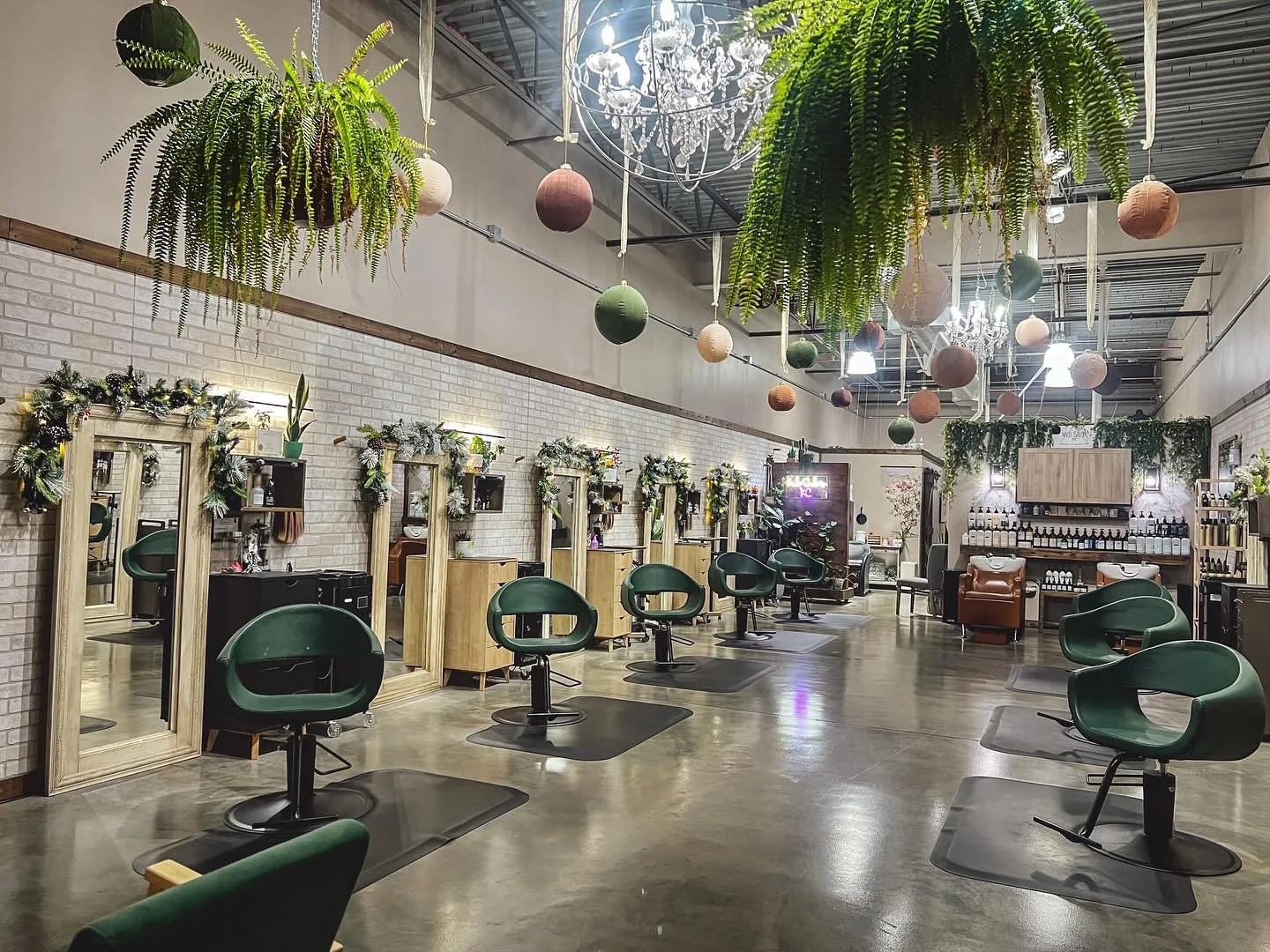 Come spend the holidays with us at Halo!🎄✨

#leessummitsalon #davinessalon #halosalonkc