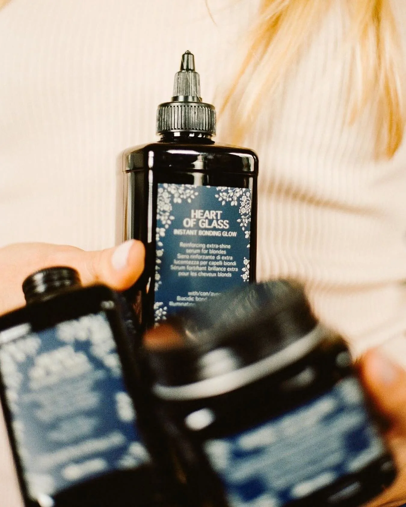 No matter what shade of blonde you are, or if you&rsquo;re changing shades as we head into fall, we have you covered 💙
Our Heart of Glass Instant Bonding Glow strengthens and repairs each strand, providing extra shine and prolonging the life of your