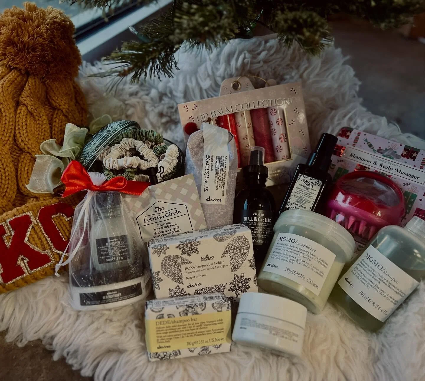 ✨HOLIDAY GIVEAWAY✨
One of you lucky followers will be getting ALL of these goodies! This is a thank you for the continued support of our small business🎅🏻🎄&hearts;️

How to win:
👉Follow us @halosalonkc 
👉Like this post 
👉Share to your story 
BON