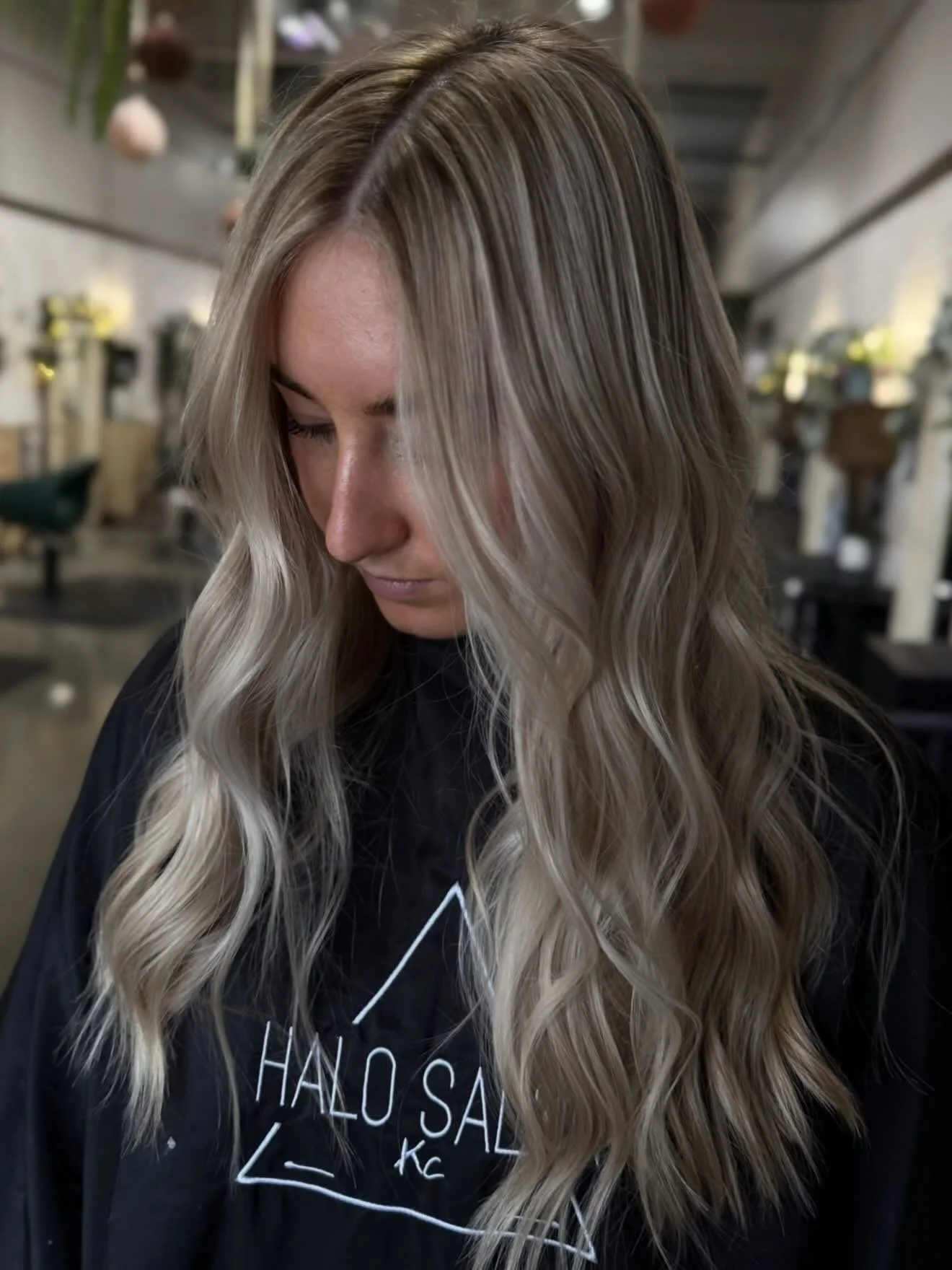 Nothing like a beautiful blonde refresh to start the new year✨🥂

Artist @coloredbykate_ using @davinescolor