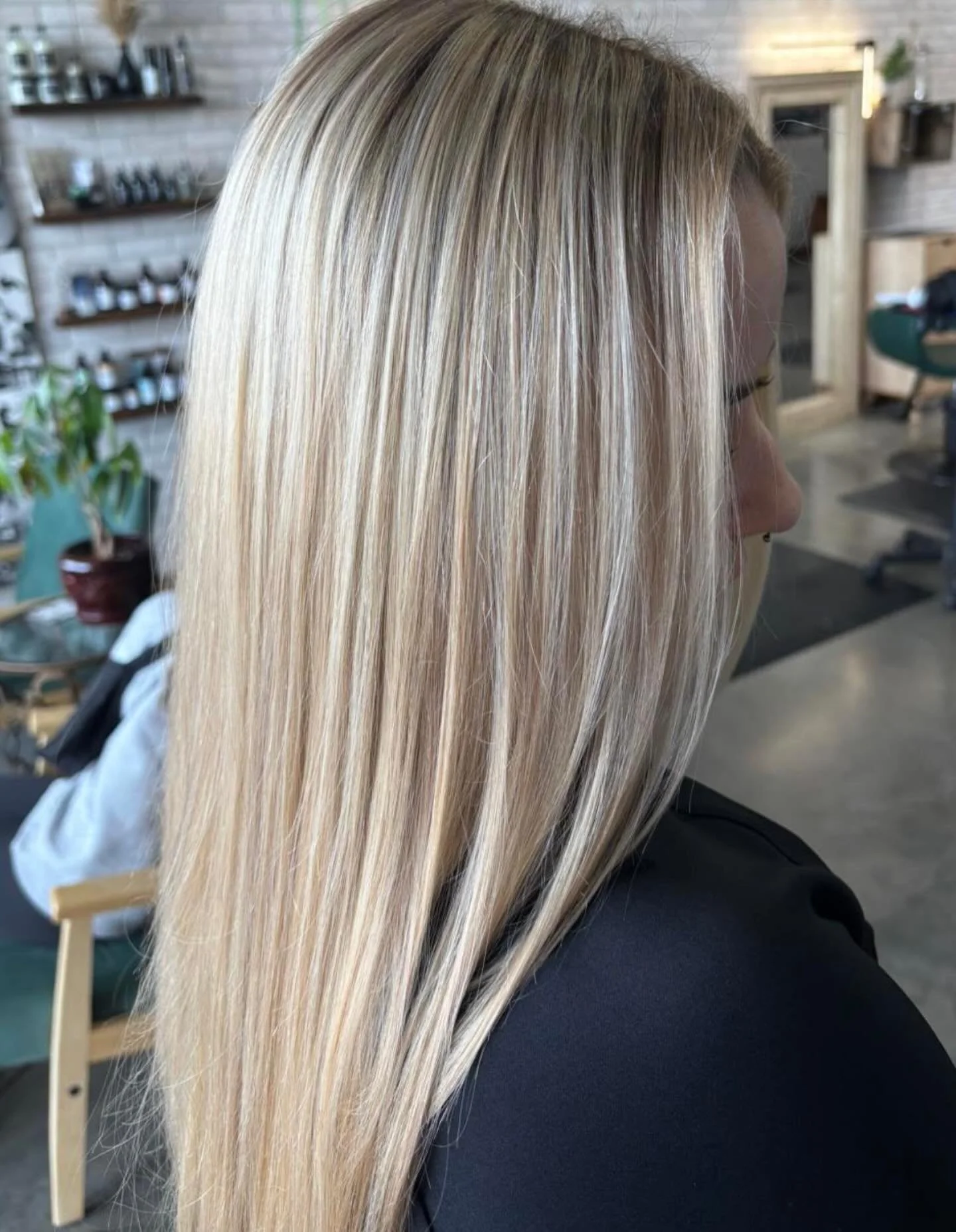 April energy loading&hellip;. ☀️☀️

Beautiful blondie created by @hairbyaimee08 using @davinescolor