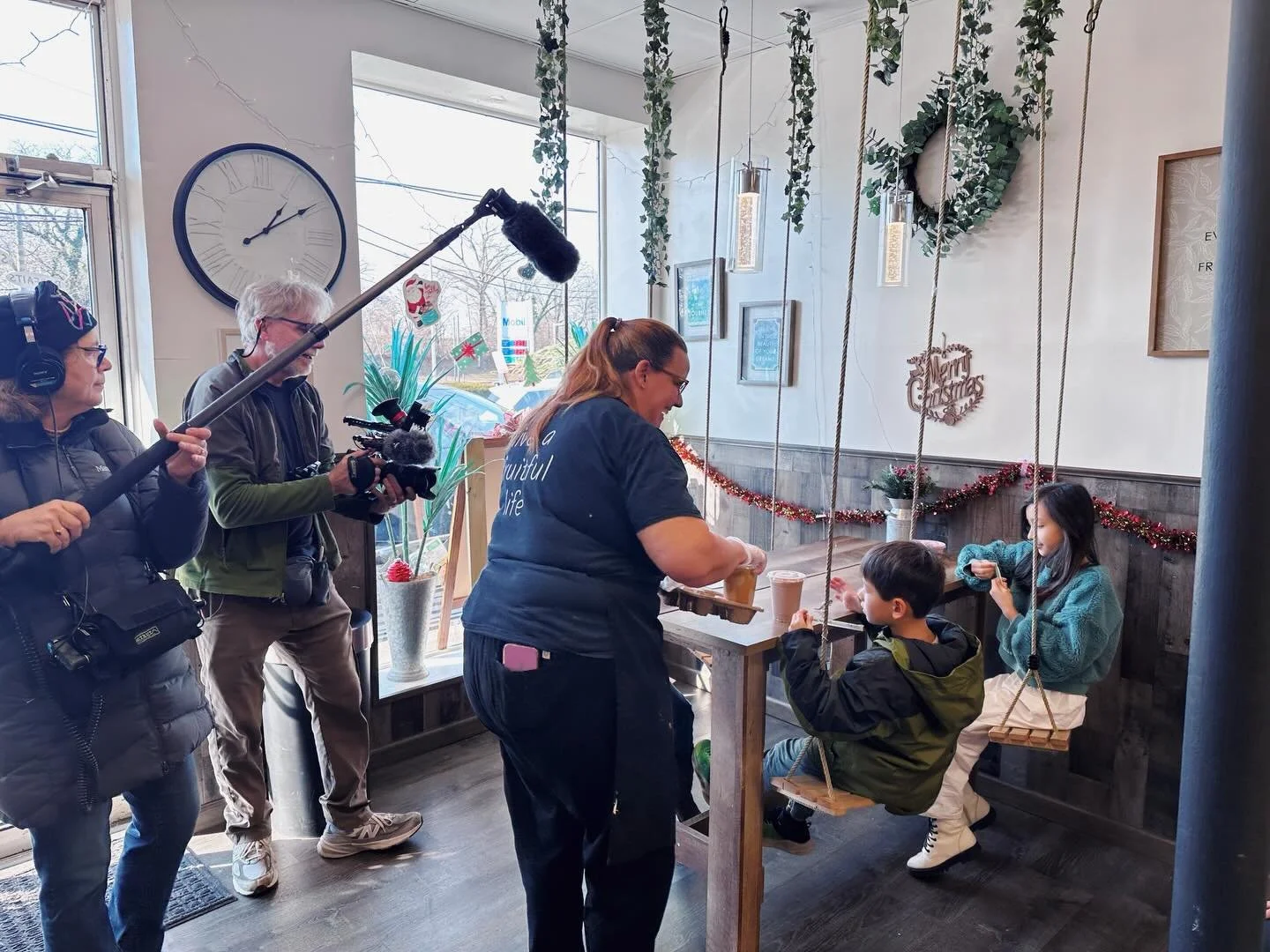 Behind the scenes from our shoot at Nella&rsquo;s Nutri bar for our short documentary with Croton100. Nella&rsquo;s Nutri bar has a mostly plant based and Vegan friendly menu, a big contributor to decarbonization in Croton on Hudson!🌱

#crotonny #pl